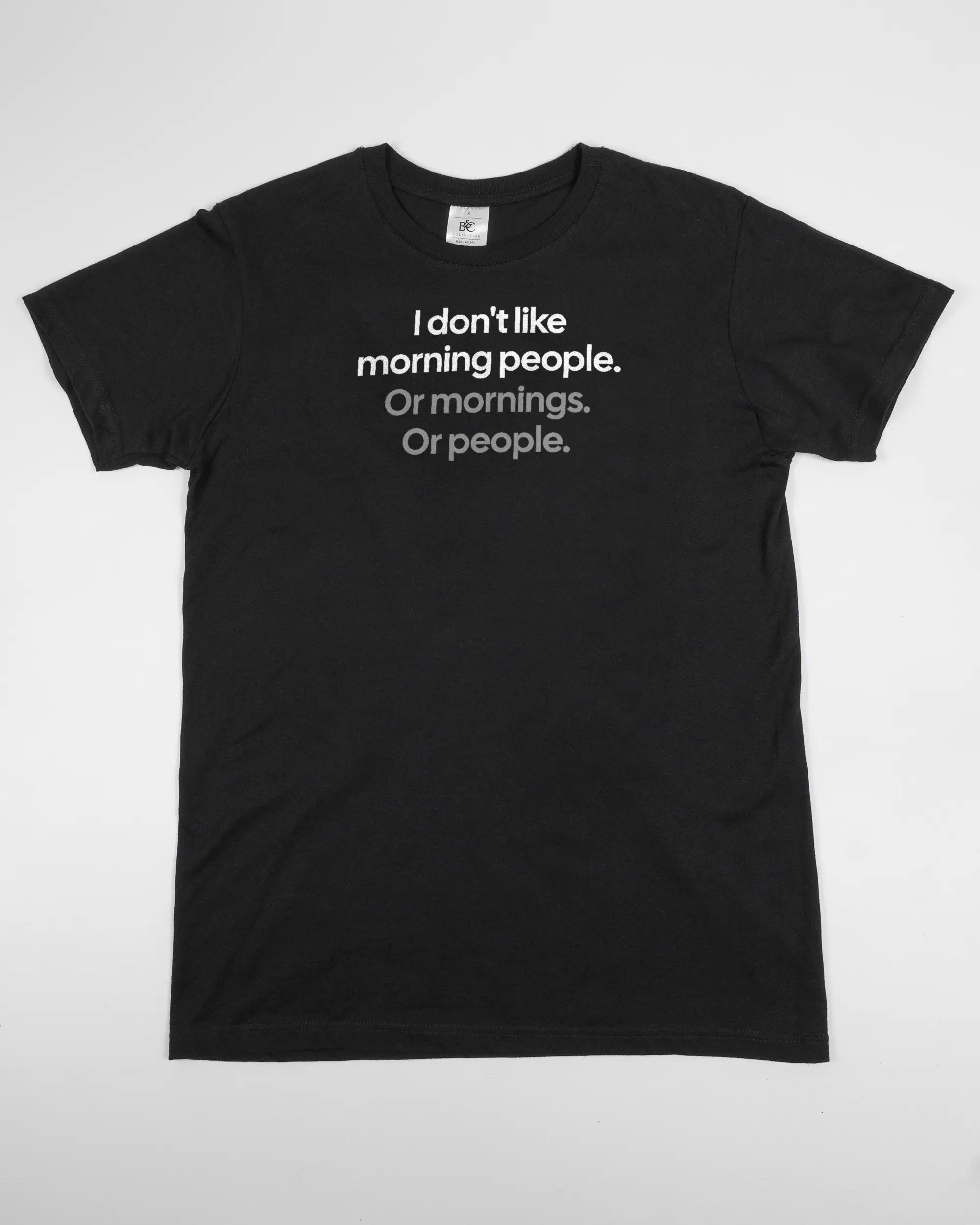 Vorderseite des Basic Unisex T-Shirt Soft von Maondo mit dem Design Morning Person in der Farbe Black und in der Größe S flach auf den Boden gelegt
