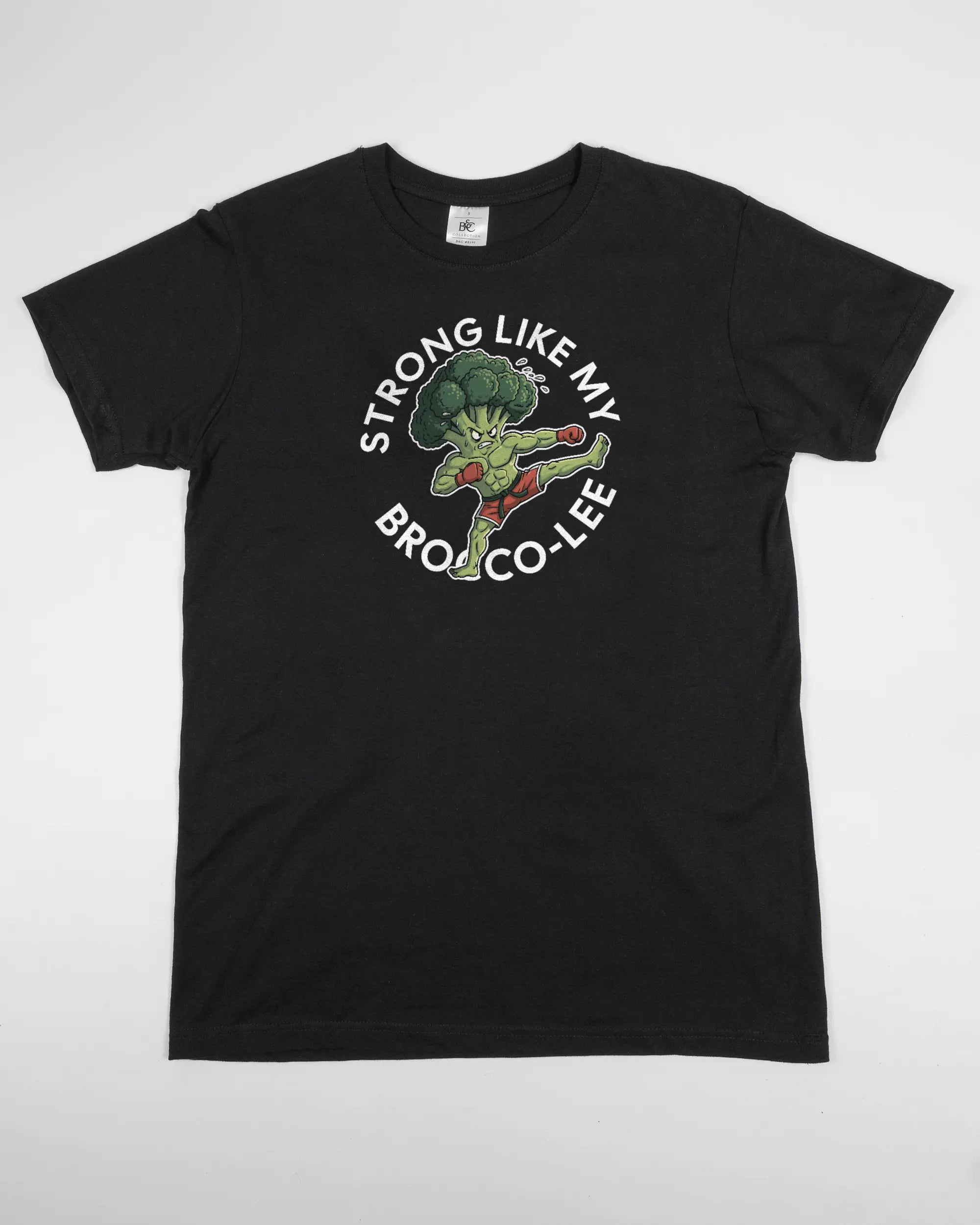 Vorderseite des Basic Unisex T-Shirt Soft von Maondo mit dem Design Brocco-Lee in der Farbe Black und in der Größe S flach auf den Boden gelegt