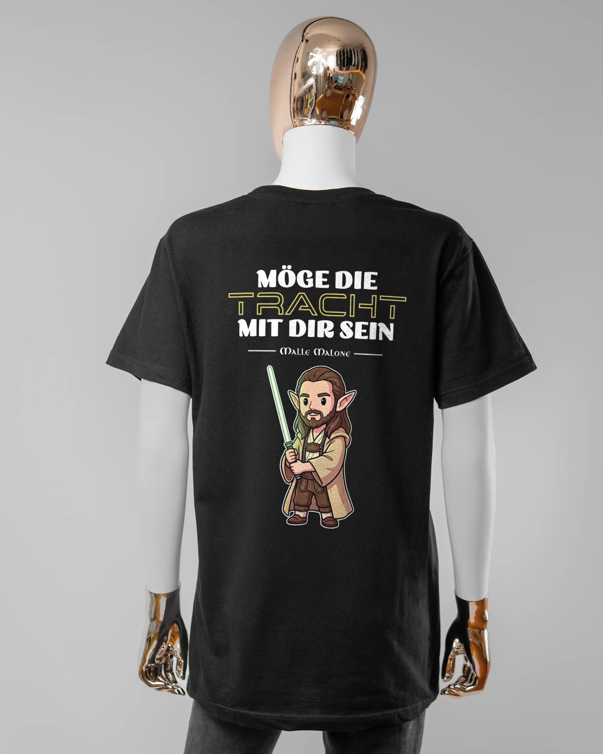 Rückseite des Basic Unisex T-Shirt Soft von Maondo mit dem Design Tracht mit dir in der Farbe Black und in der Größe S getragen von einer femininen Puppe