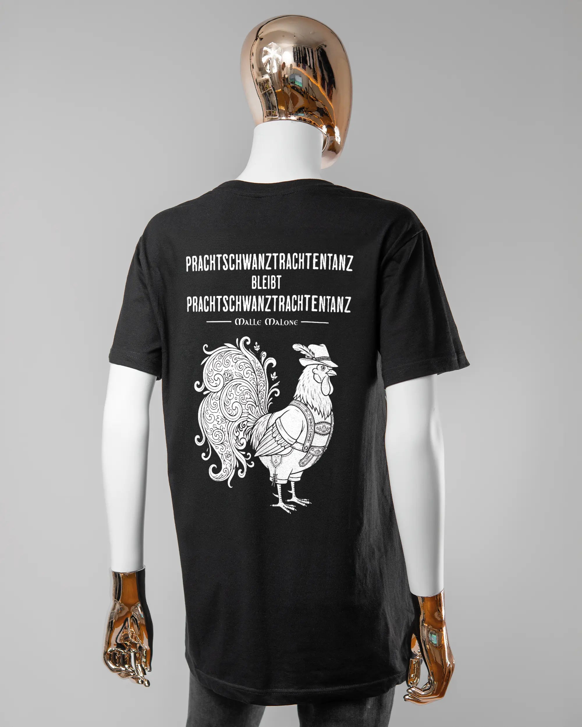 Rückseite des Basic Unisex T-Shirt Soft von Maondo mit dem Design Trachtentanz in der Farbe Black und in der Größe S getragen von einer femininen Puppe