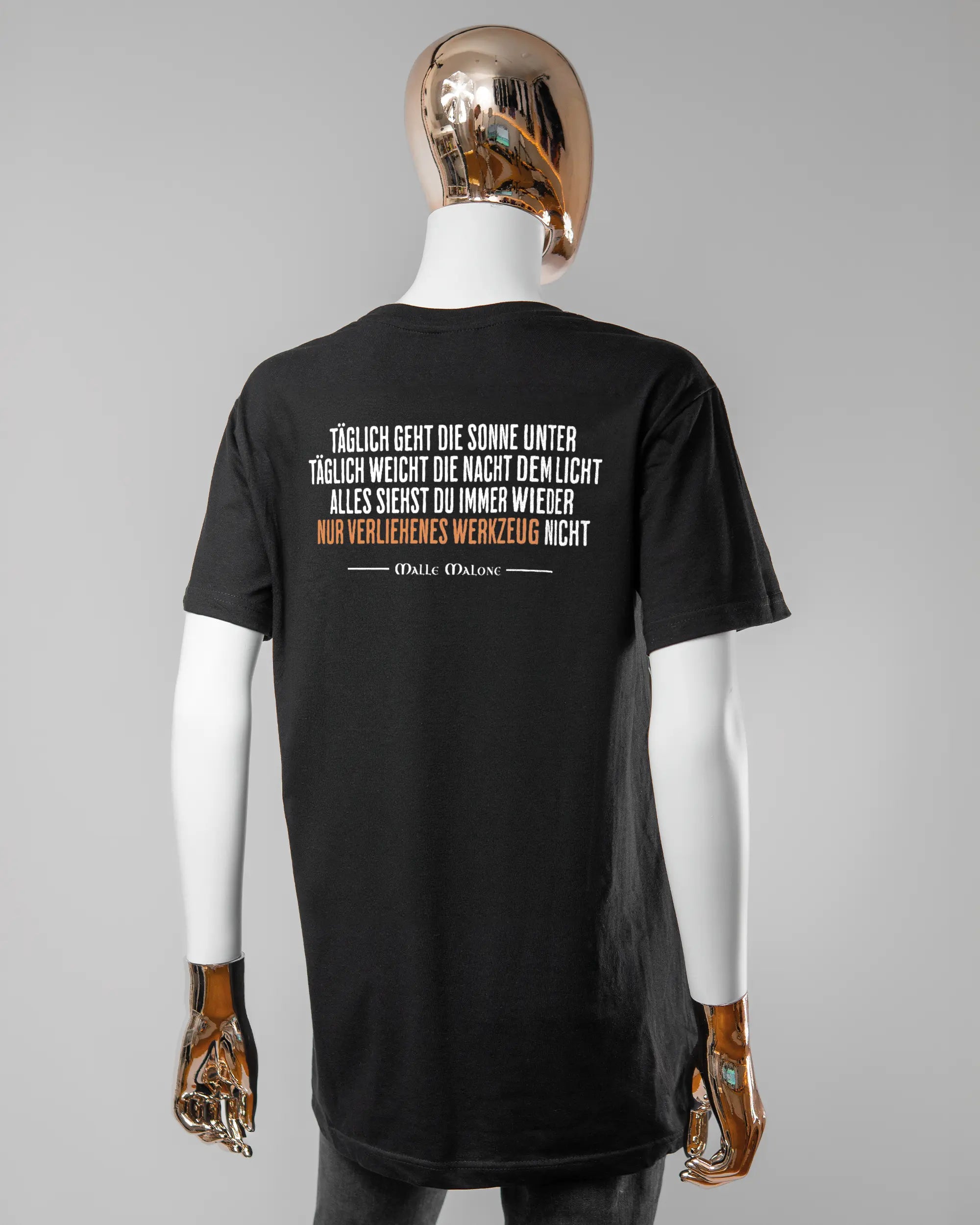 Rückseite des Basic Unisex T-Shirt Soft von Maondo mit dem Design Wegzeug in der Farbe Black und in der Größe S getragen von einer femininen Puppe