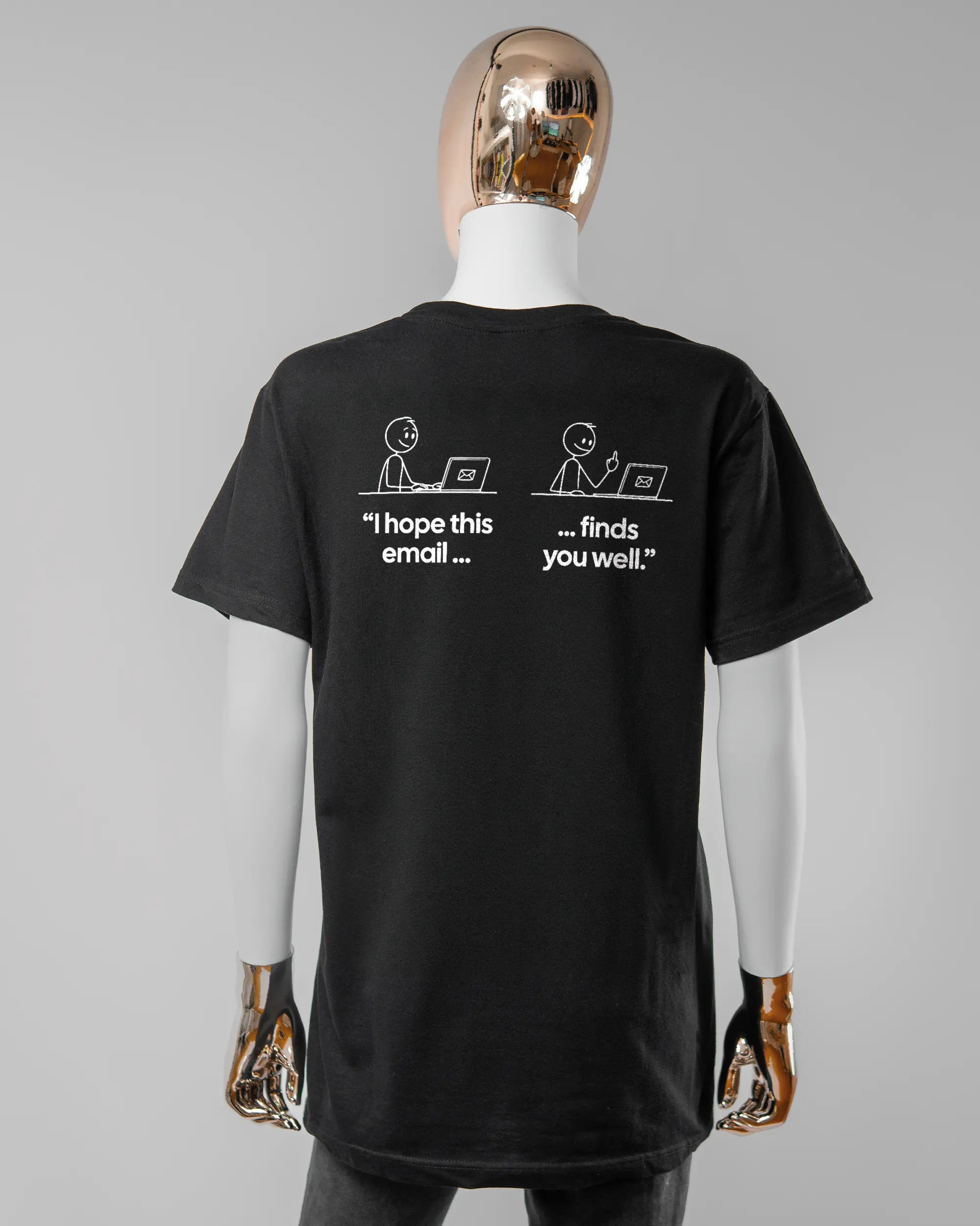 Rückseite des Basic Unisex T-Shirt Soft von Maondo mit dem Design Found me not well in der Farbe Black und in der Größe S getragen von einer femininen Puppe