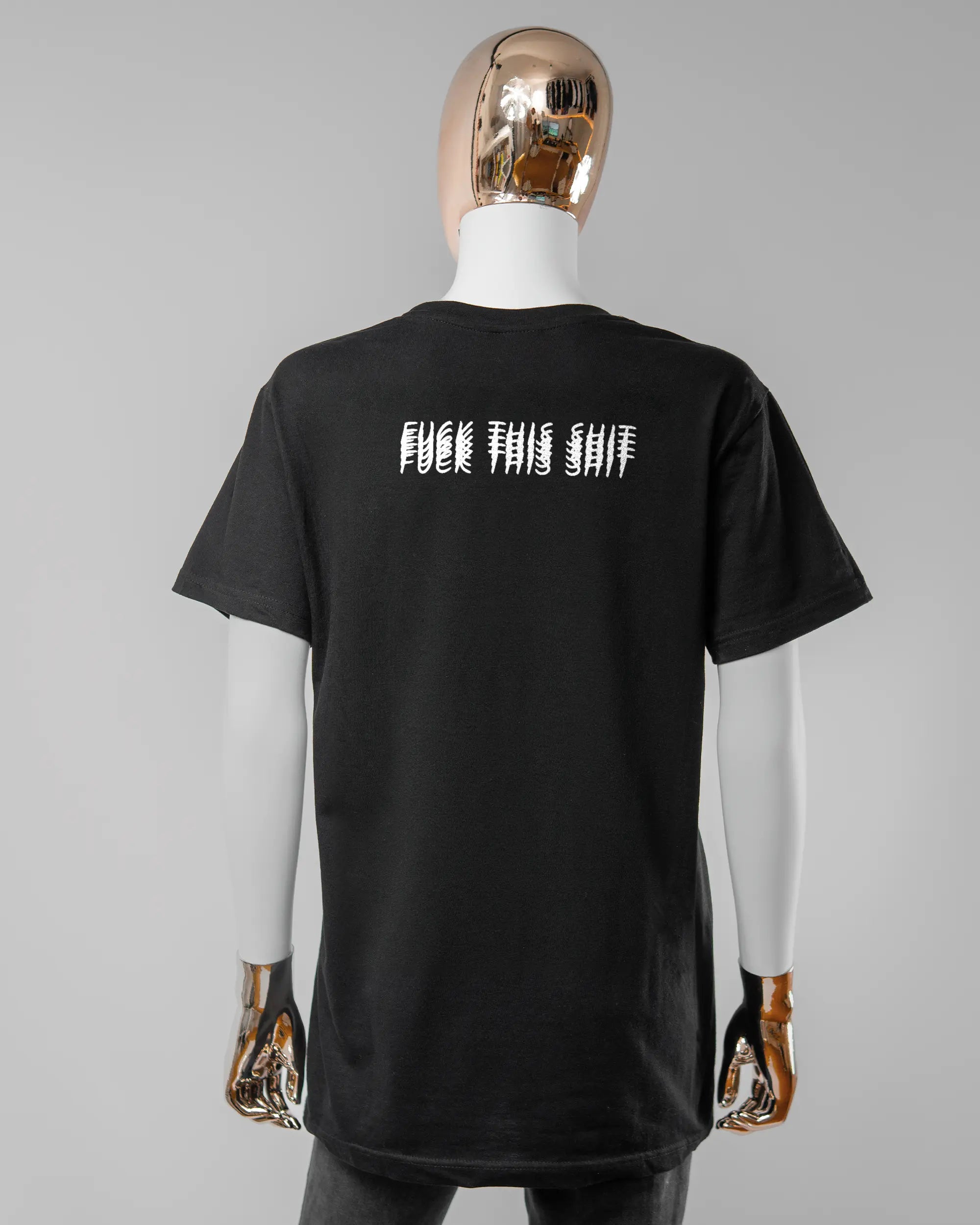 Rückseite des Basic Unisex T-Shirt Soft von Maondo mit dem Design Hidden Message in der Farbe Black und in der Größe S getragen von einer femininen Puppe