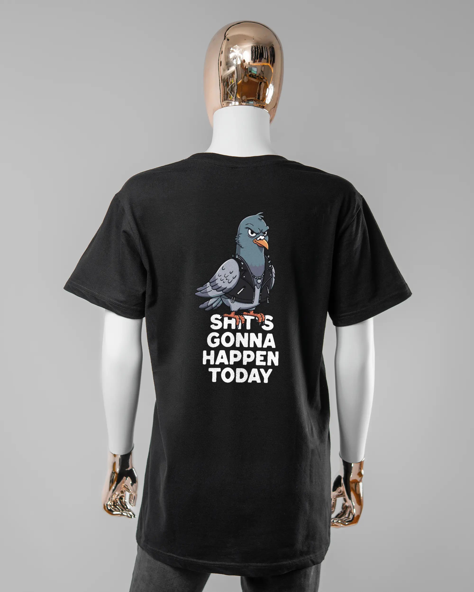 Rückseite des Basic Unisex T-Shirt Soft von Maondo mit dem Design Pigeon Pun in der Farbe Black und in der Größe S getragen von einer femininen Puppe