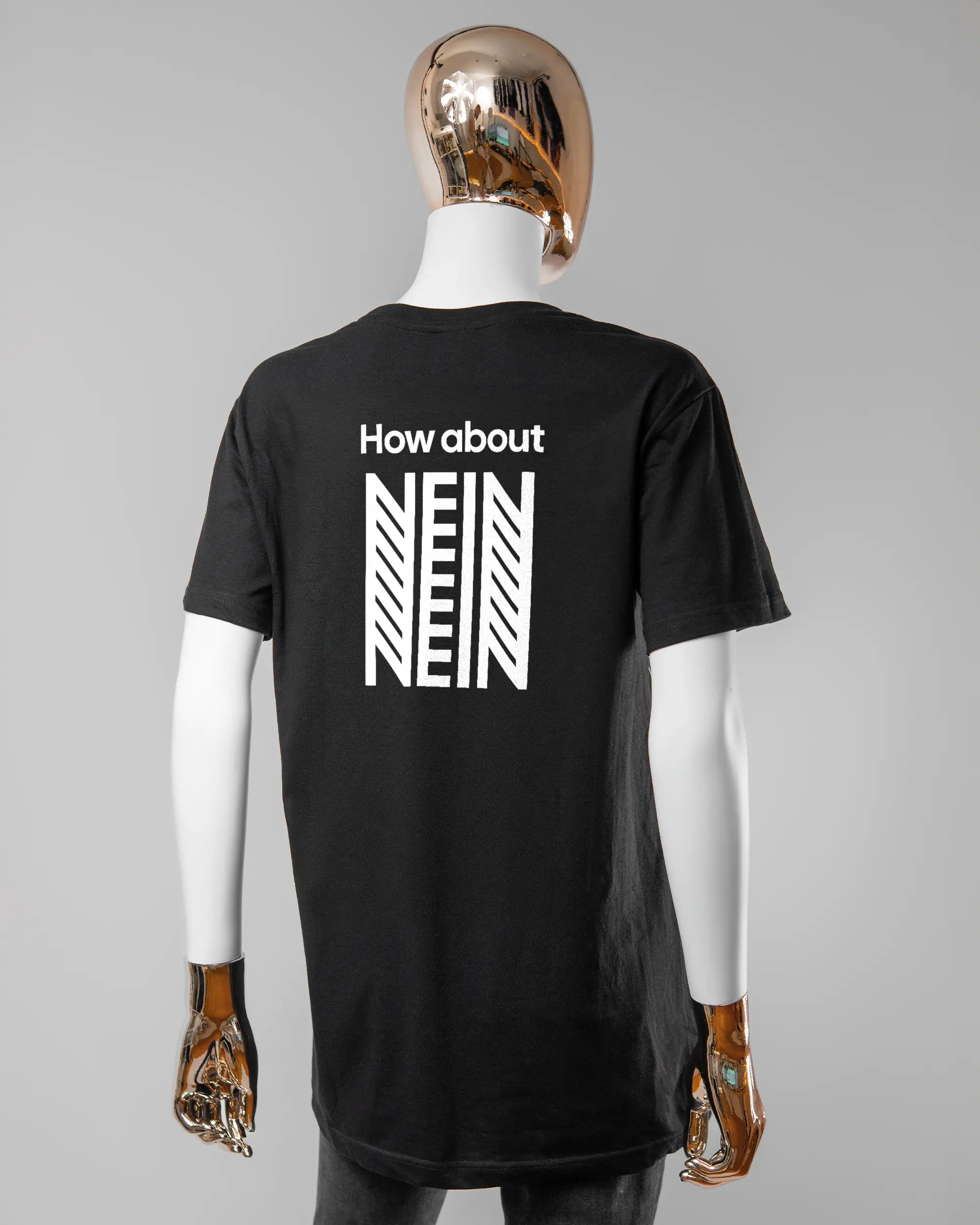 Rückseite des Basic Unisex T-Shirt Soft von Maondo mit dem Design How about nein in der Farbe Black und in der Größe S getragen von einer femininen Puppe