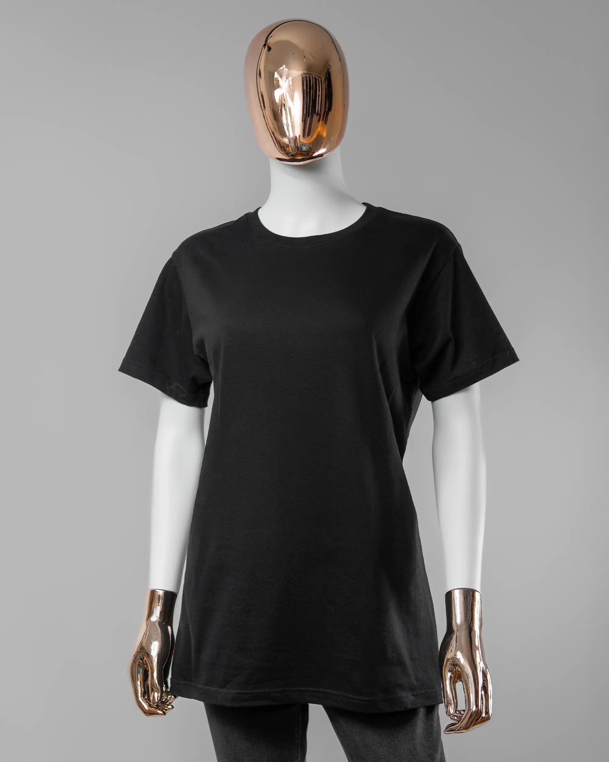 Vorderseite des Basic Unisex T-Shirt Soft von Maondo ohne Motiv in der Farbe Black und in der Größe S getragen von einer femininen Puppe