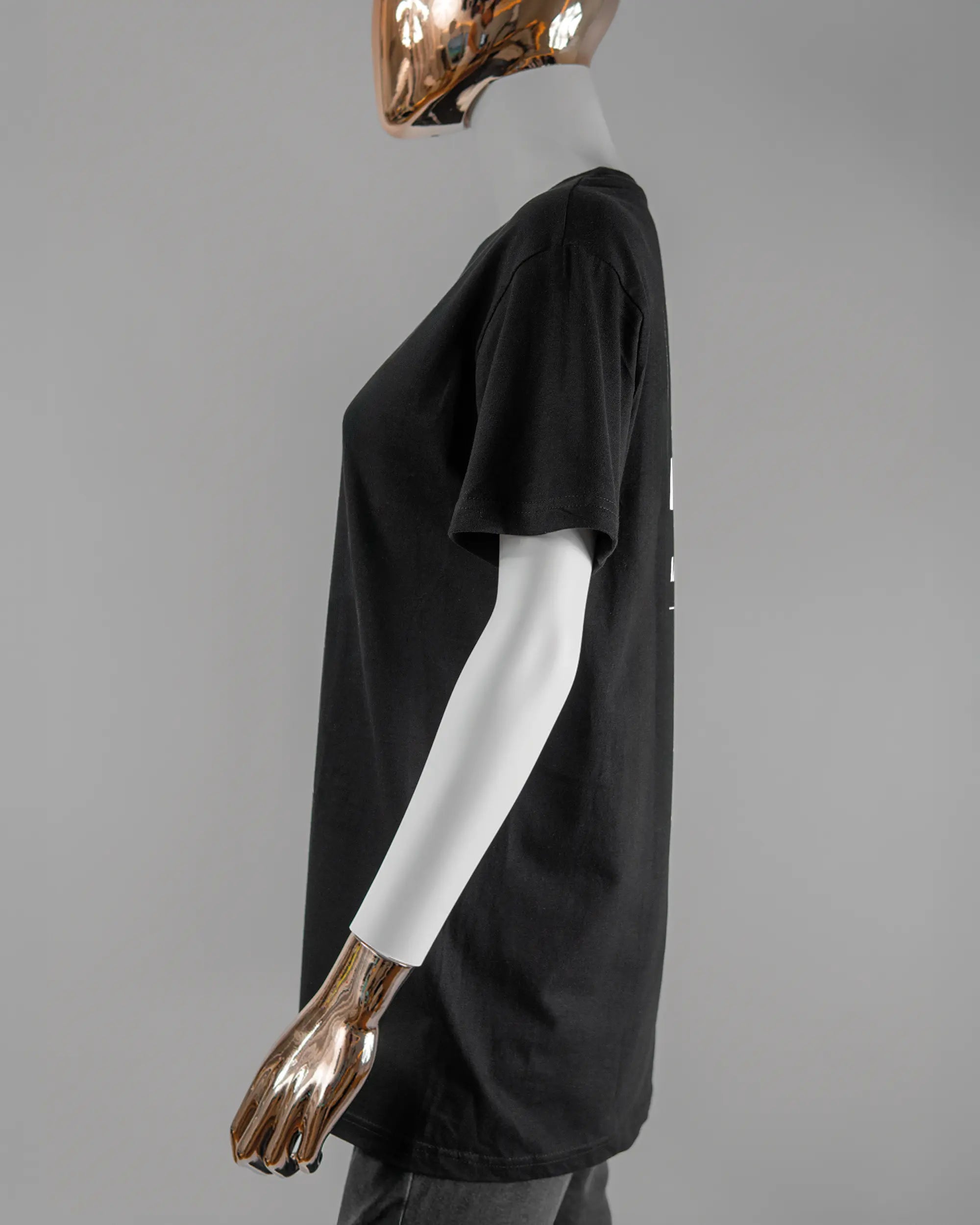 Seitenansicht des Basic Unisex T-Shirt Soft von Maondo mit dem Design Holzarbeit hinten in der Farbe Black und in der Größe S getragen von einer femininen Puppe