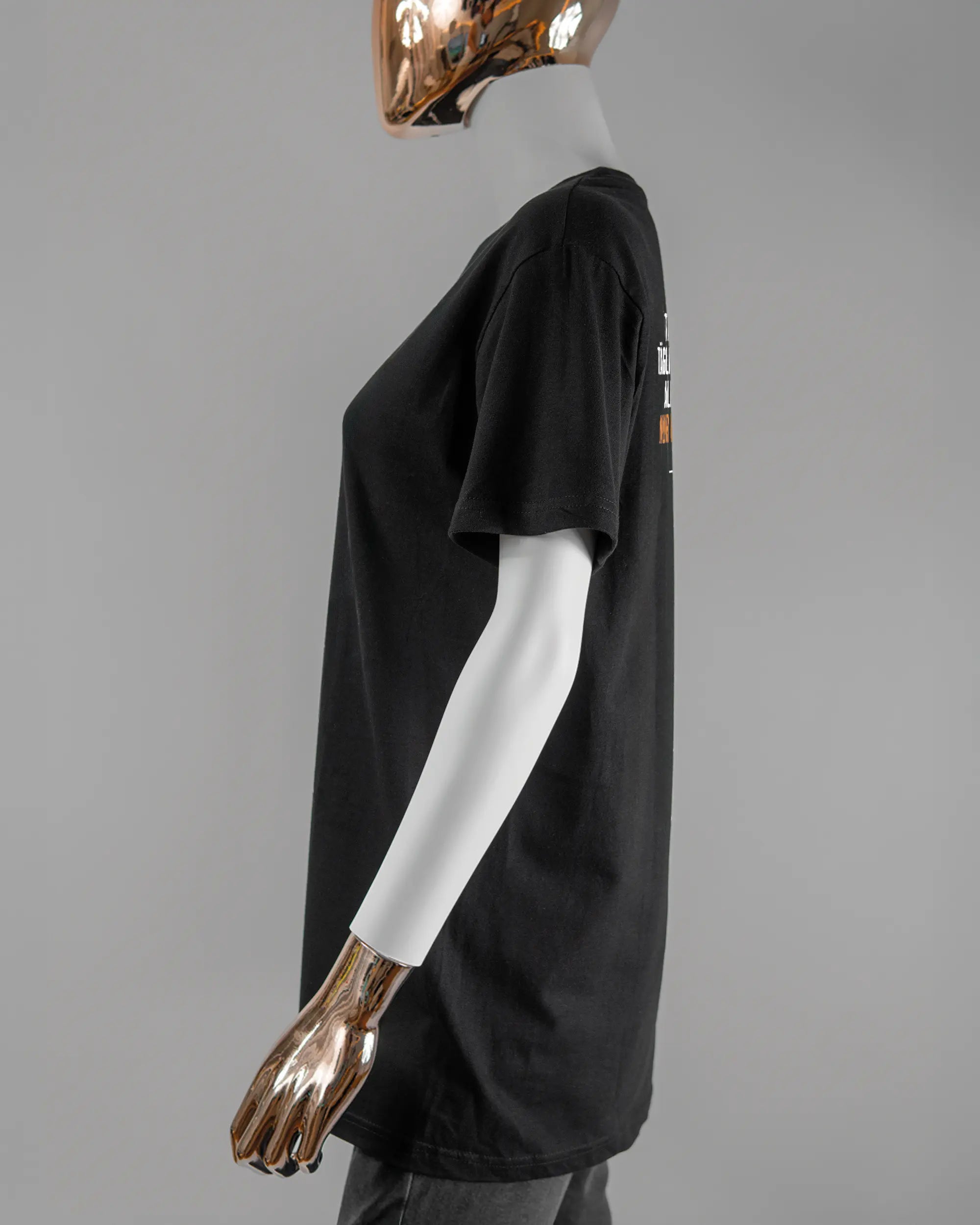 Seitenansicht des Basic Unisex T-Shirt Soft von Maondo mit dem Design Wegzeug hinten in der Farbe Black und in der Größe S getragen von einer femininen Puppe