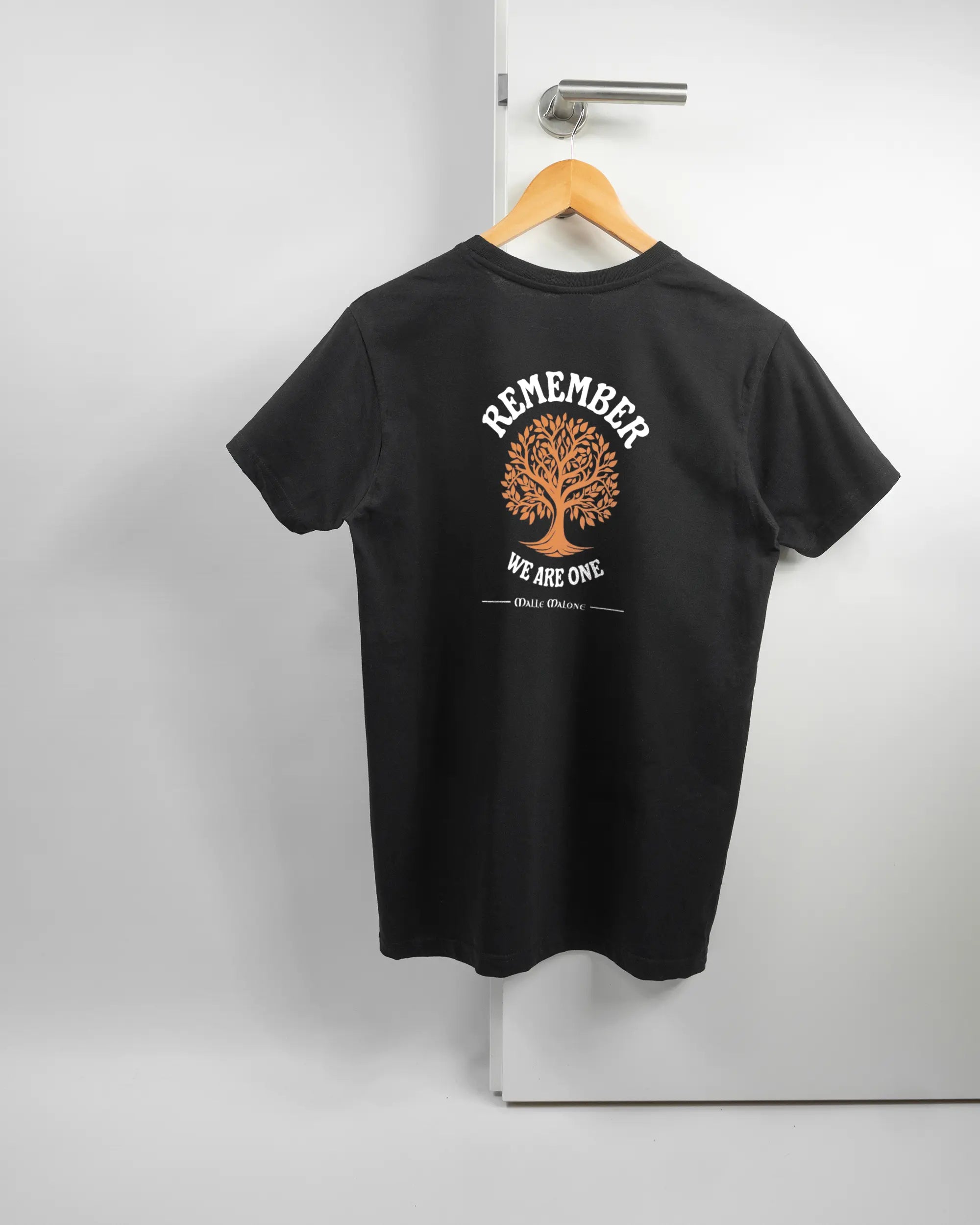 Rückseite des Basic Unisex T-Shirt Soft von Maondo mit dem Design We are one in der Farbe Black und in der Größe S auf einem Bügel an der Türklinke aufgehängt