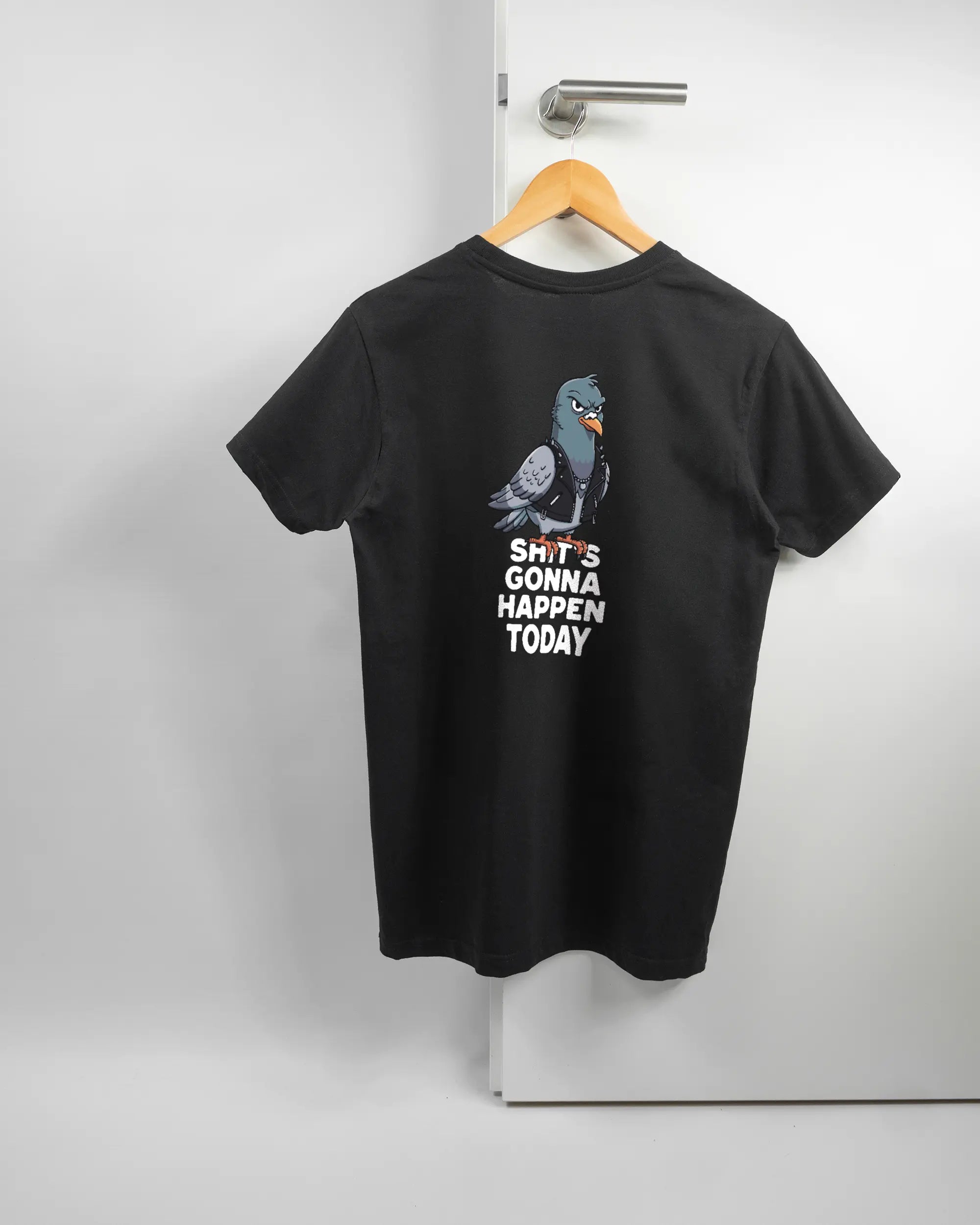 Rückseite des Basic Unisex T-Shirt Soft von Maondo mit dem Design Pigeon Pun in der Farbe Black und in der Größe S auf einem Bügel an der Türklinke aufgehängt