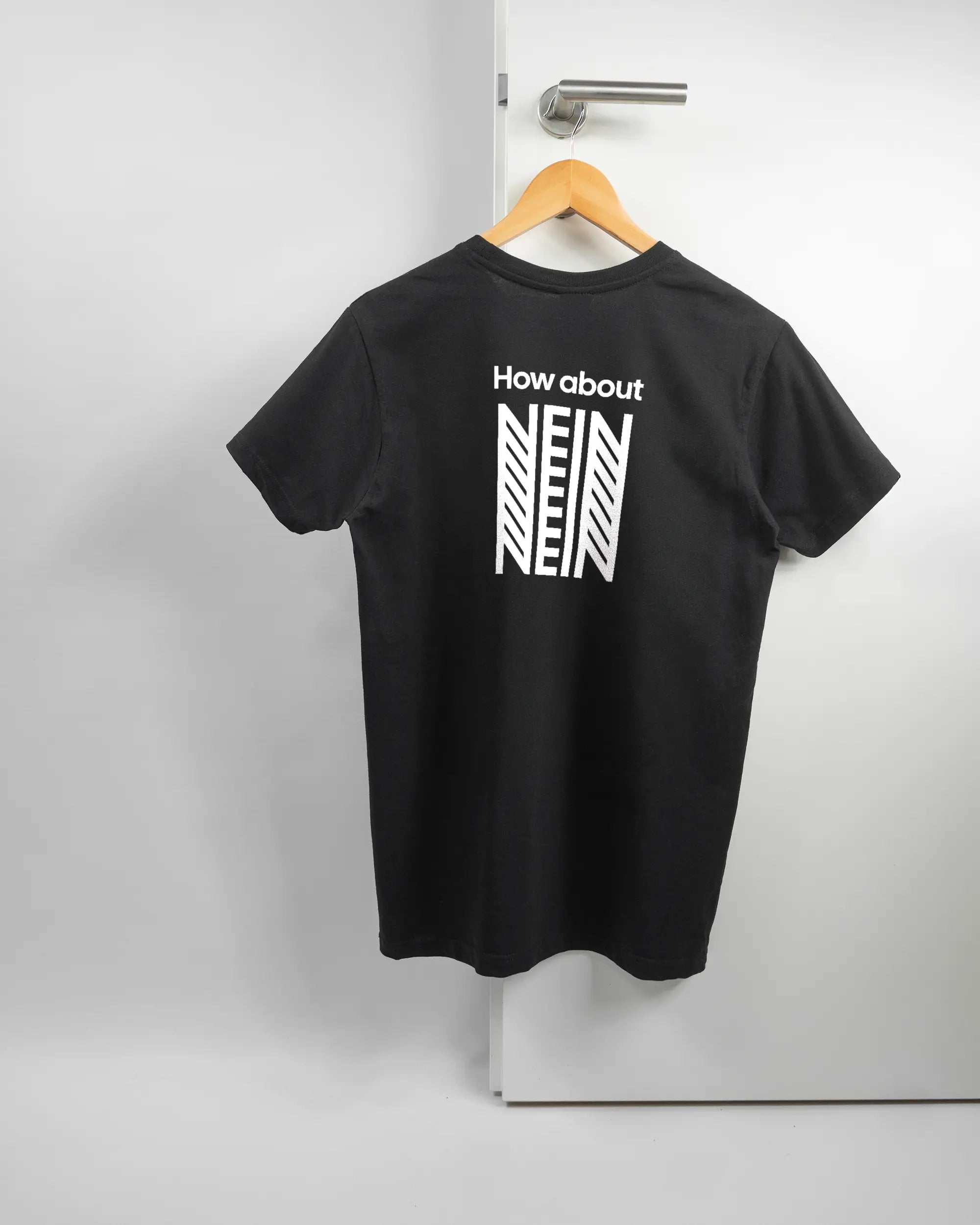 Rückseite des Basic Unisex T-Shirt Soft von Maondo mit dem Design How about nein in der Farbe Black und in der Größe S auf einem Bügel an der Türklinke aufgehängt