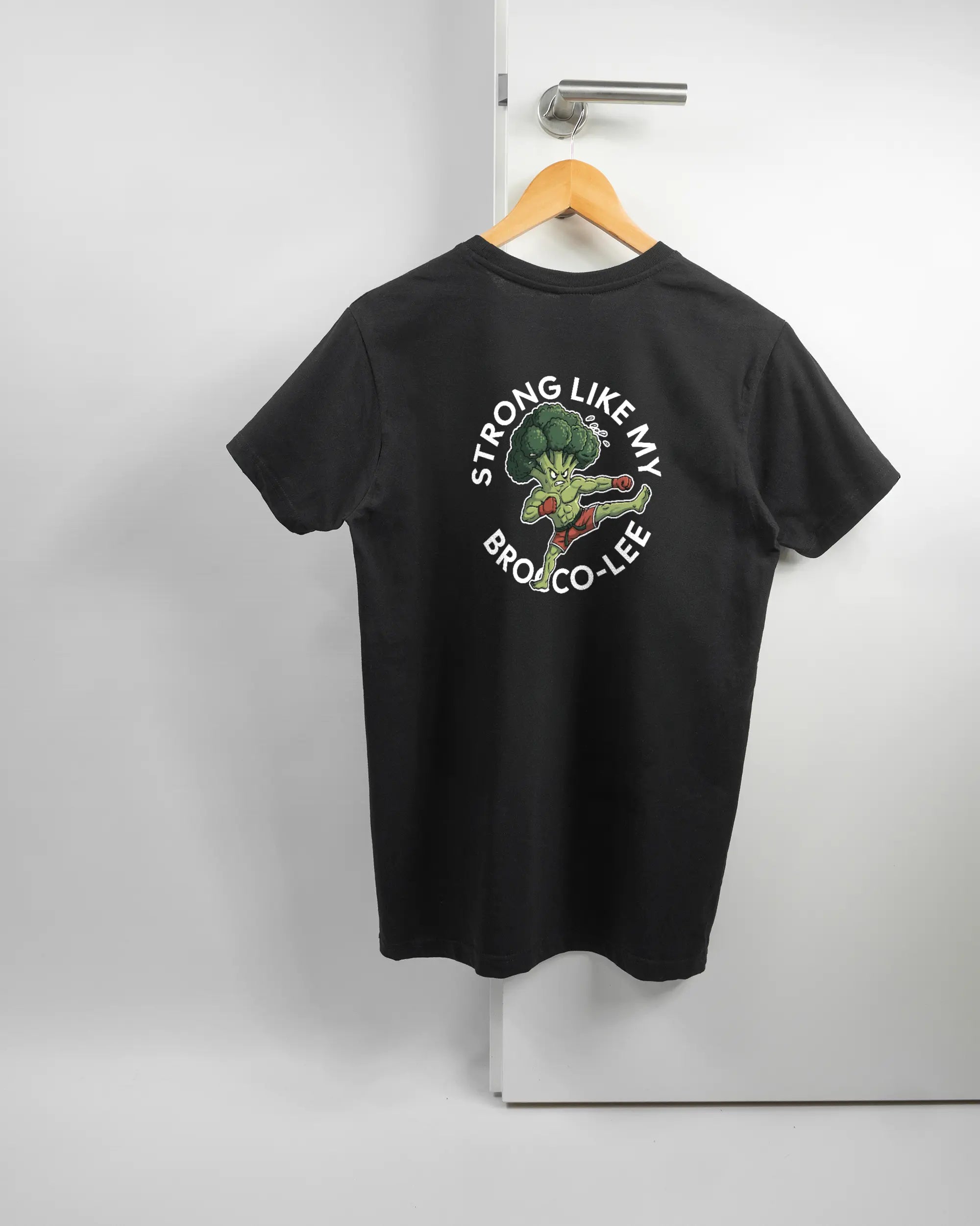 Rückseite des Basic Unisex T-Shirt Soft von Maondo mit dem Design Brocco-Lee in der Farbe Black und in der Größe S auf einem Bügel an der Türklinke aufgehängt
