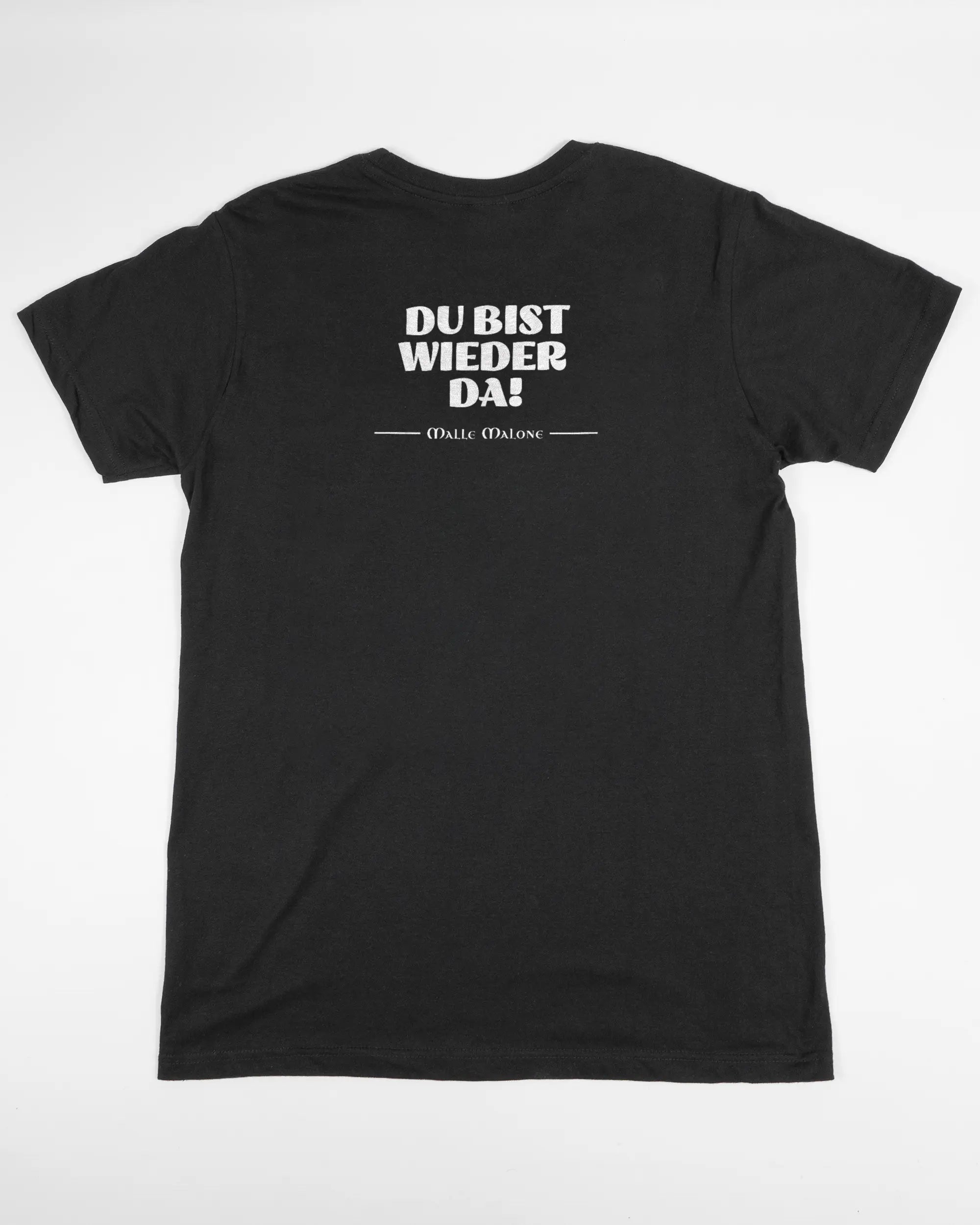 Rückseite des Basic Unisex T-Shirt Soft von Maondo mit dem Design Wieder da in der Farbe Black und in der Größe S flach auf den Boden gelegt