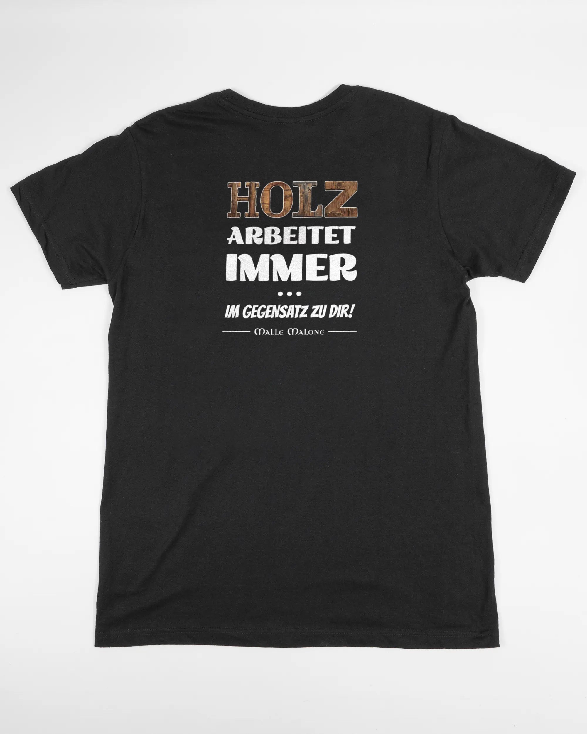 Rückseite des Basic Unisex T-Shirt Soft von Maondo mit dem Design Holzarbeit in der Farbe Black und in der Größe S flach auf den Boden gelegt