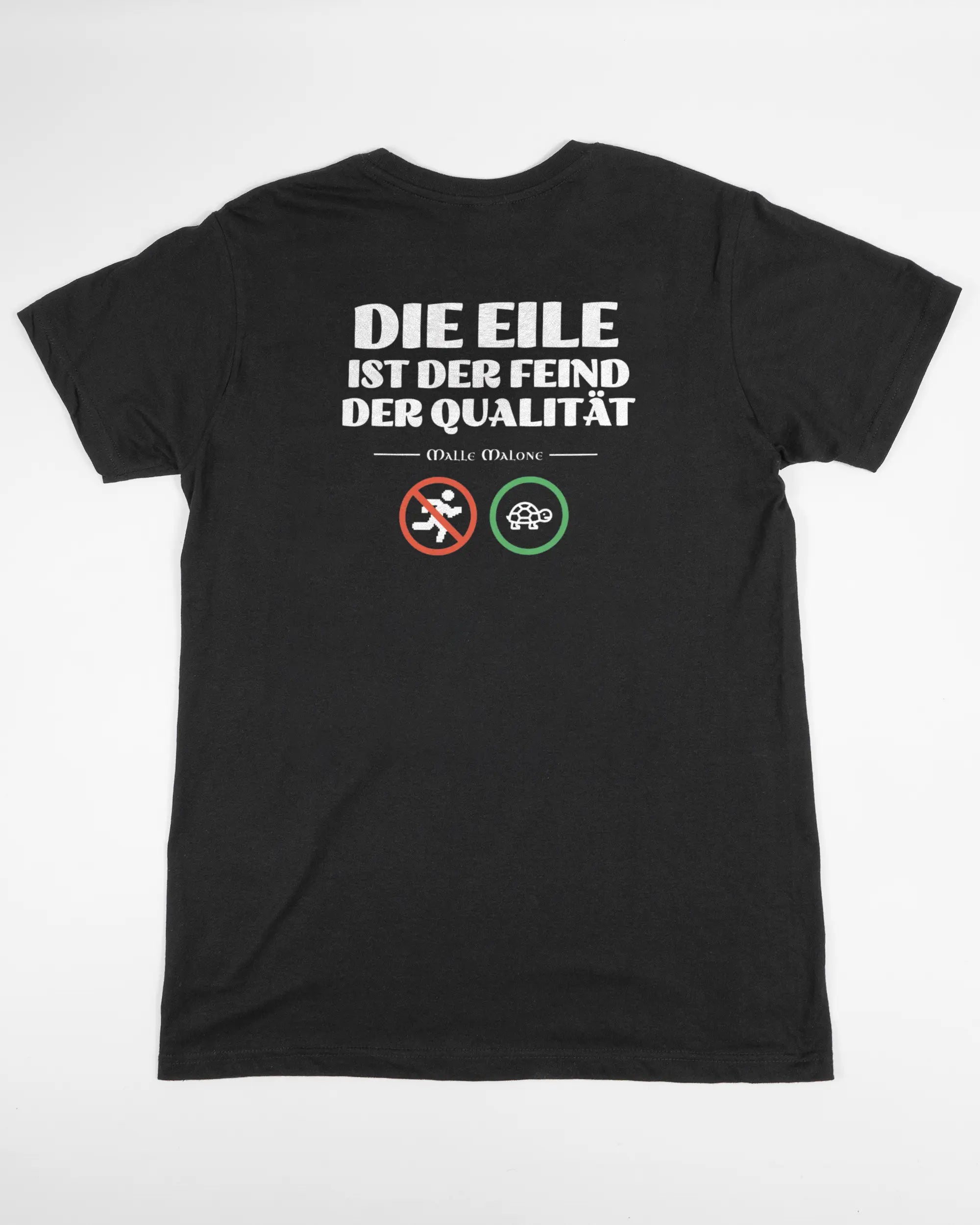 Rückseite des Basic Unisex T-Shirt Soft von Maondo mit dem Design Keine Eile in der Farbe Black und in der Größe S flach auf den Boden gelegt