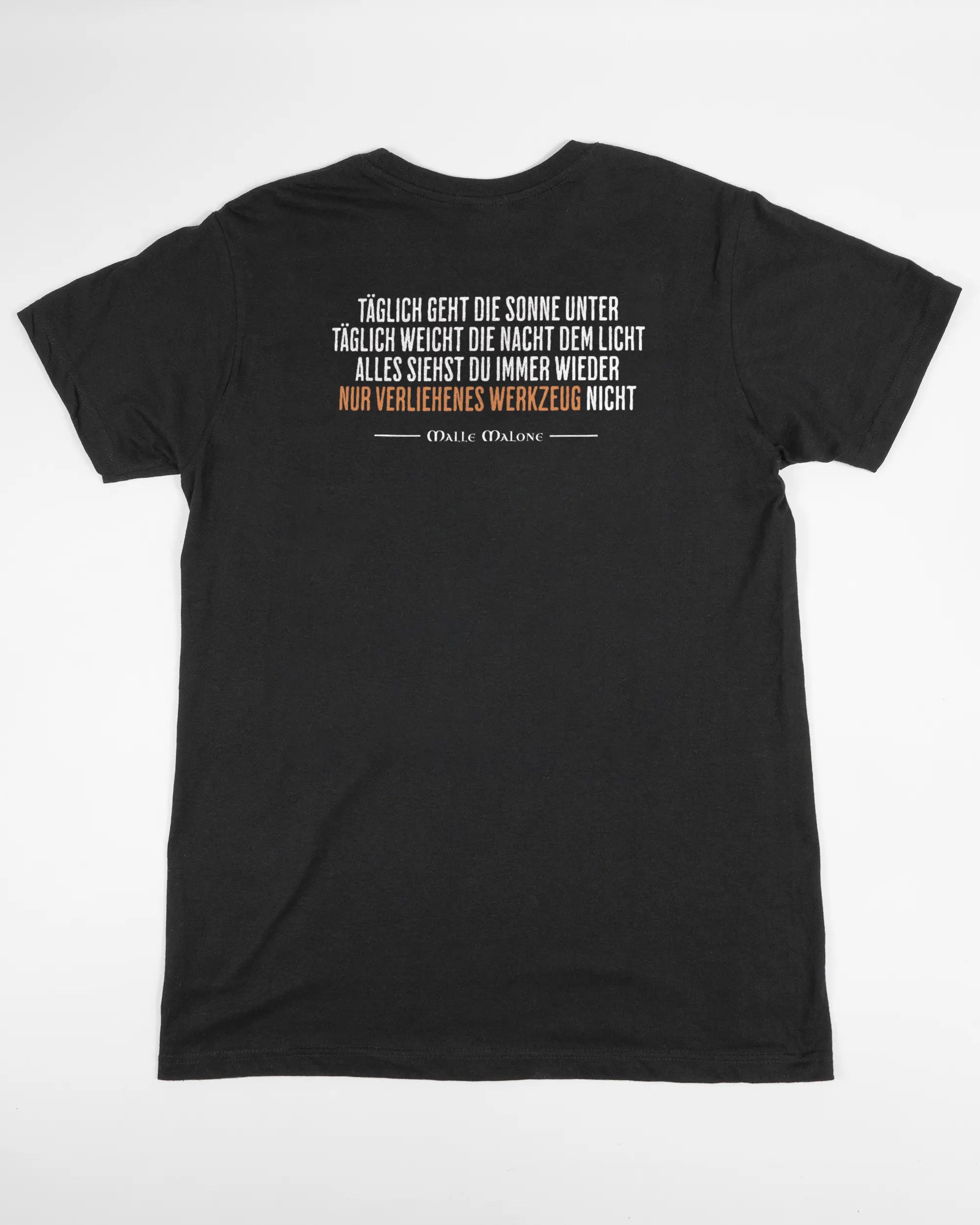 Rückseite des Basic Unisex T-Shirt Soft von Maondo mit dem Design Wegzeug in der Farbe Black und in der Größe S flach auf den Boden gelegt