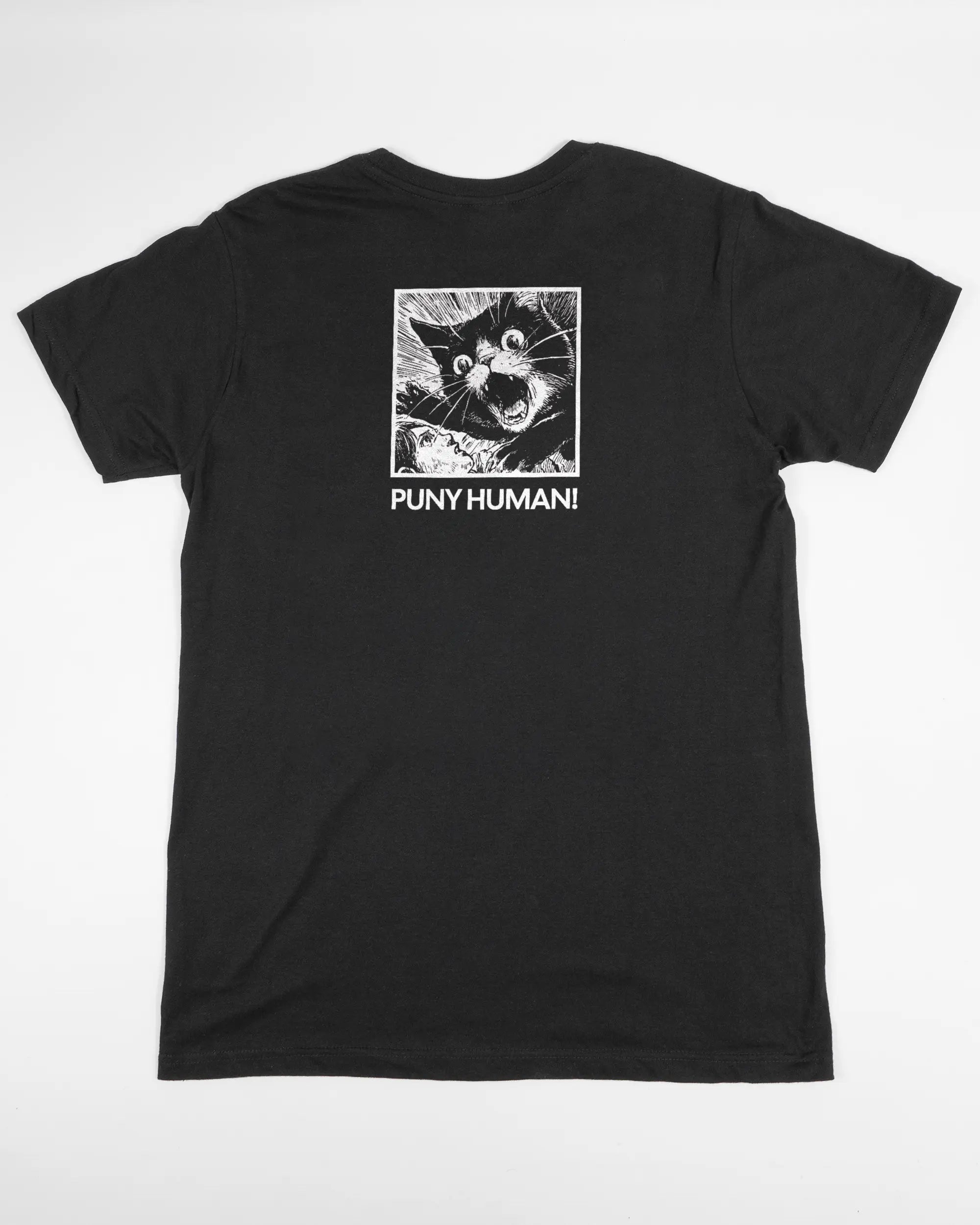 Rückseite des Basic Unisex T-Shirt Soft von Maondo mit dem Design Puny Human in der Farbe Black und in der Größe S flach auf den Boden gelegt