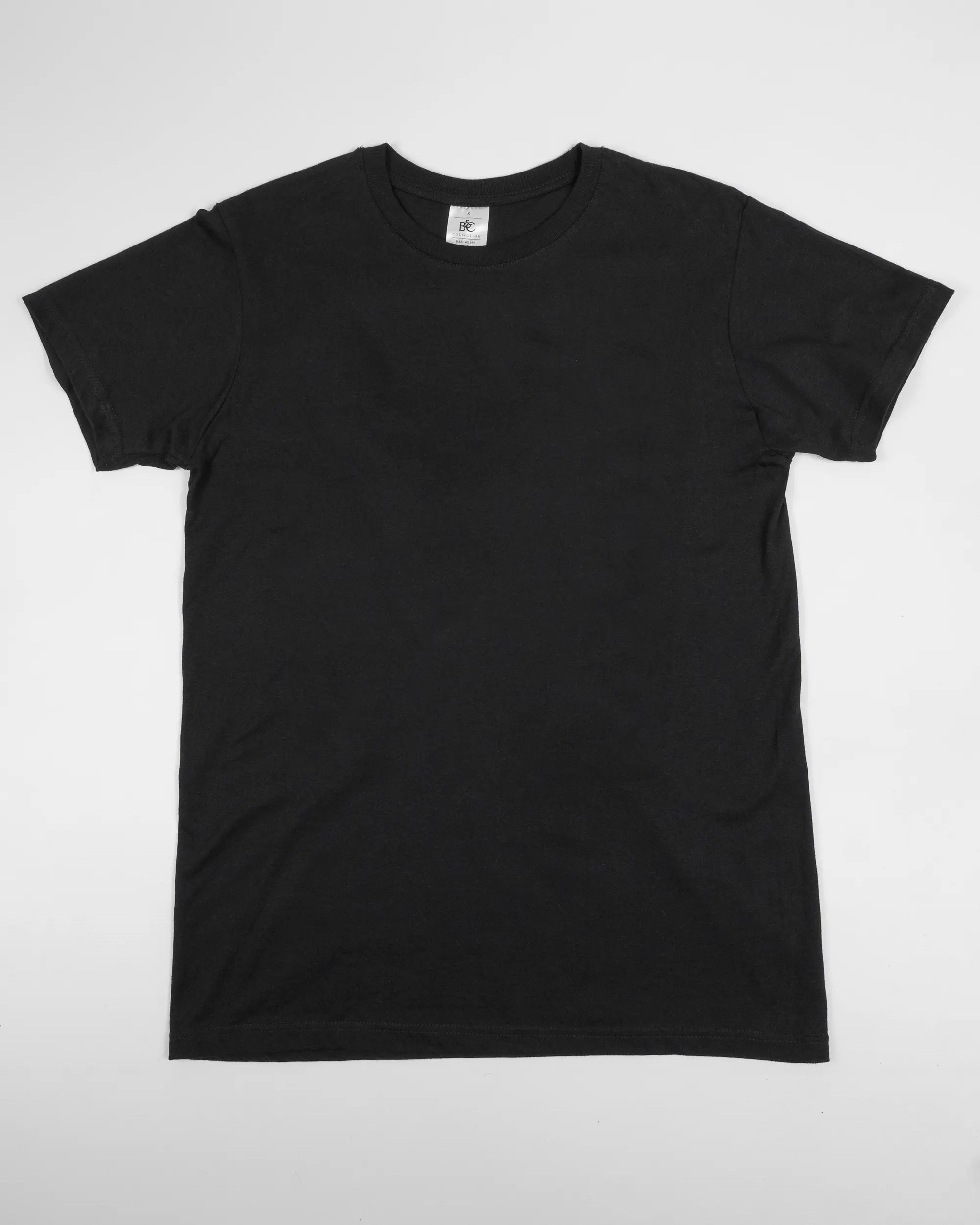 Vorderseite des Basic Unisex T-Shirt Slim von Maondo ohne Motiv in der Farbe Black und in der Größe S flach auf den Boden gelegt