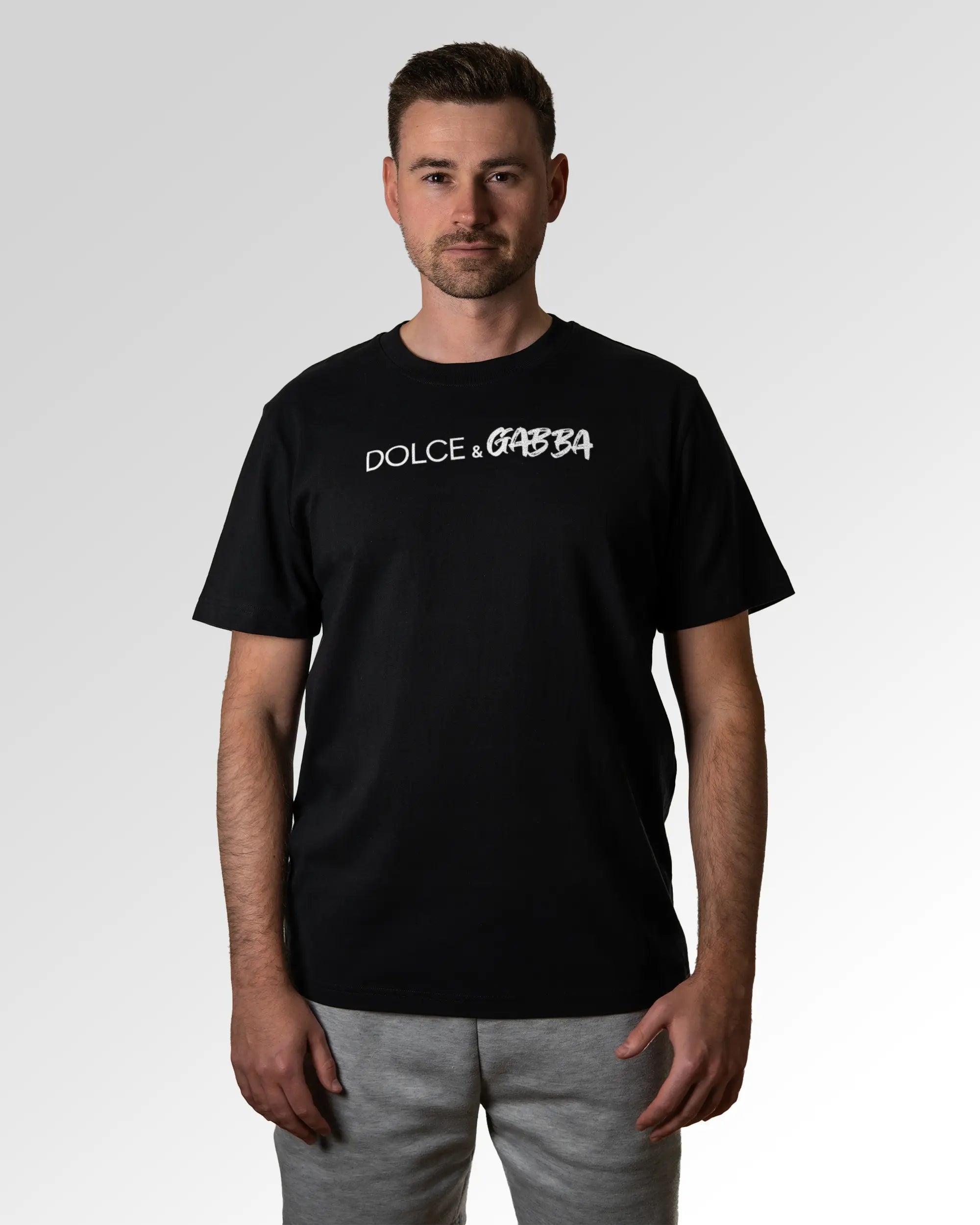 Primärer Modelshot der Druckseite des Organic Unisex T-Shirts von Maondo im Heavy Fit mit dem Design Dolce & Gabba in der Farbe Black