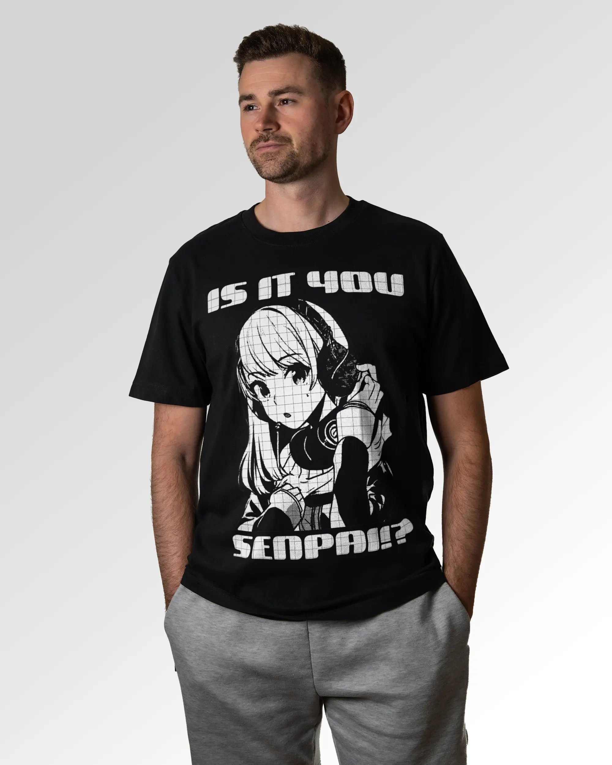 Primärer Modelshot der Druckseite des Organic Unisex T-Shirts von Maondo im Heavy Fit mit dem Design Senpai it is in der Farbe Black