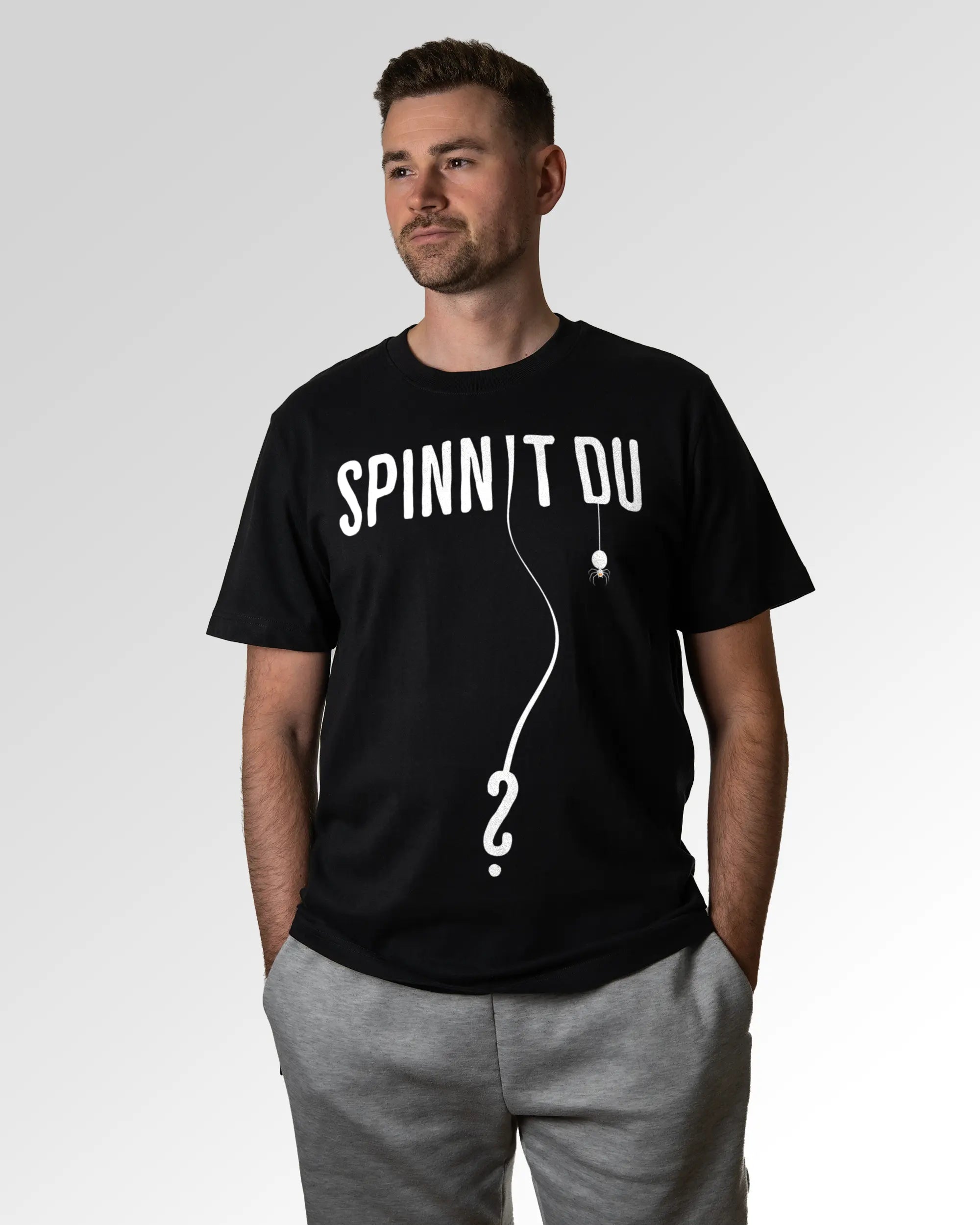 Primärer Modelshot der Druckseite des Organic Unisex T-Shirts von Maondo im Heavy Fit mit dem Design Spinnst du? in der Farbe Black