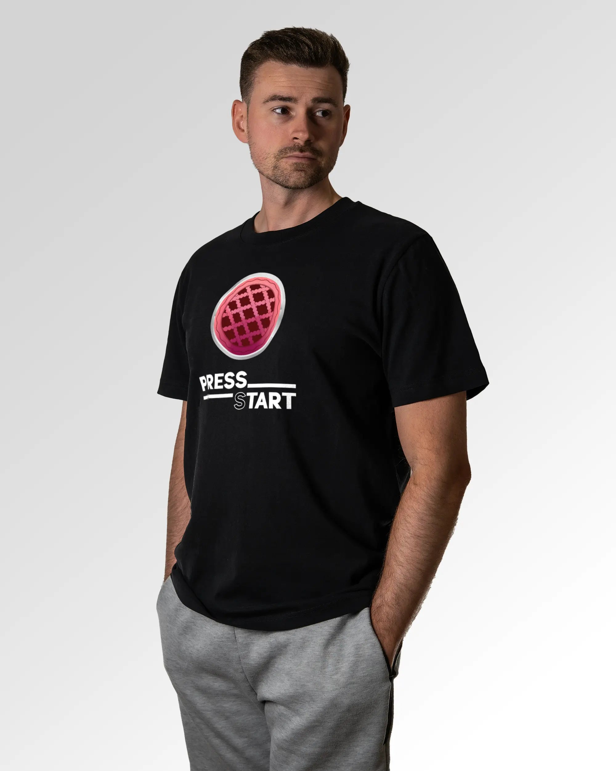 Primärer Modelshot der Druckseite des Organic Unisex T-Shirts von Maondo im Heavy Fit mit dem Design Press Tart in der Farbe Black