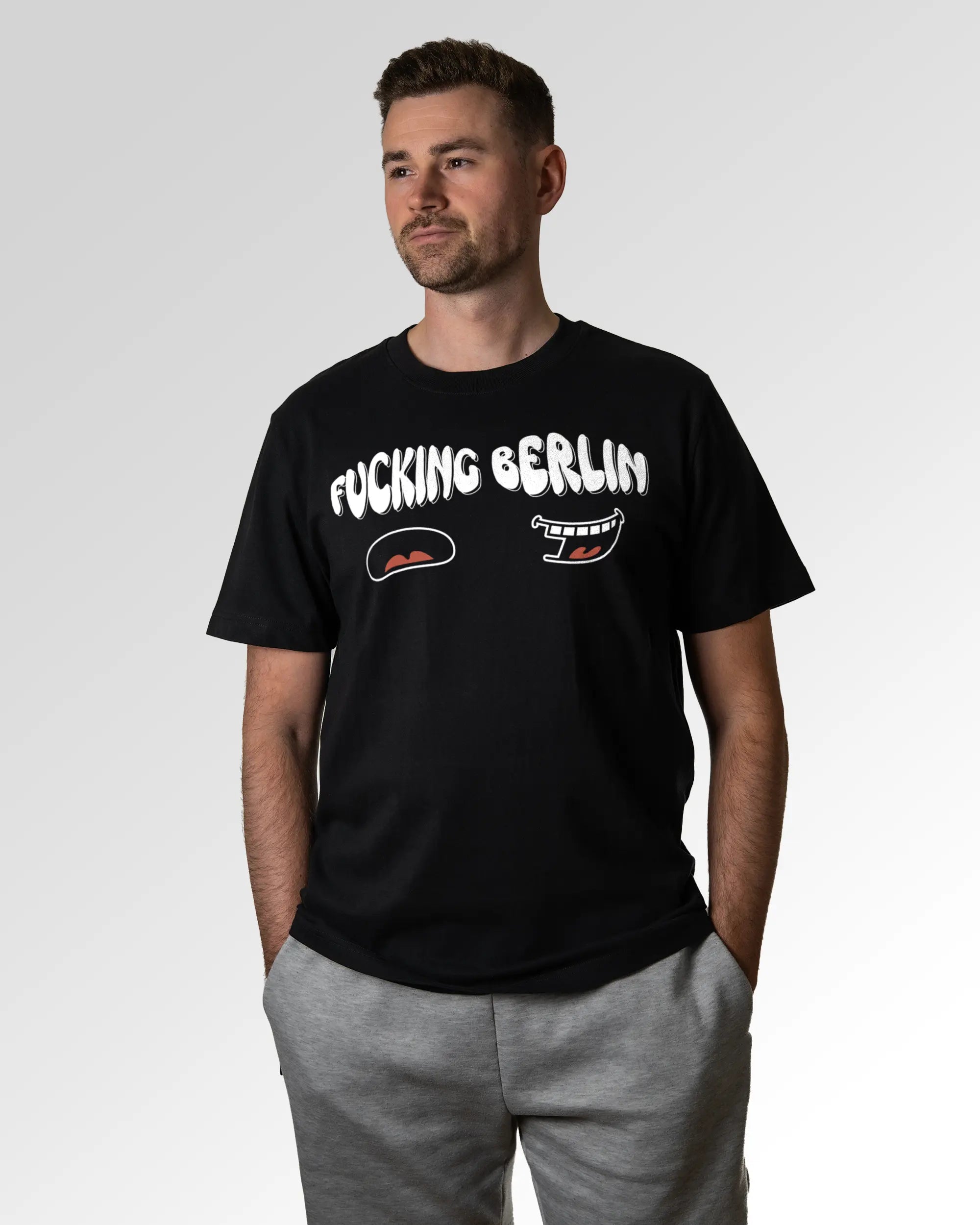 Primärer Modelshot der Druckseite des Organic Unisex T-Shirts von Maondo im Heavy Fit mit dem Design F Berlin in der Farbe Black