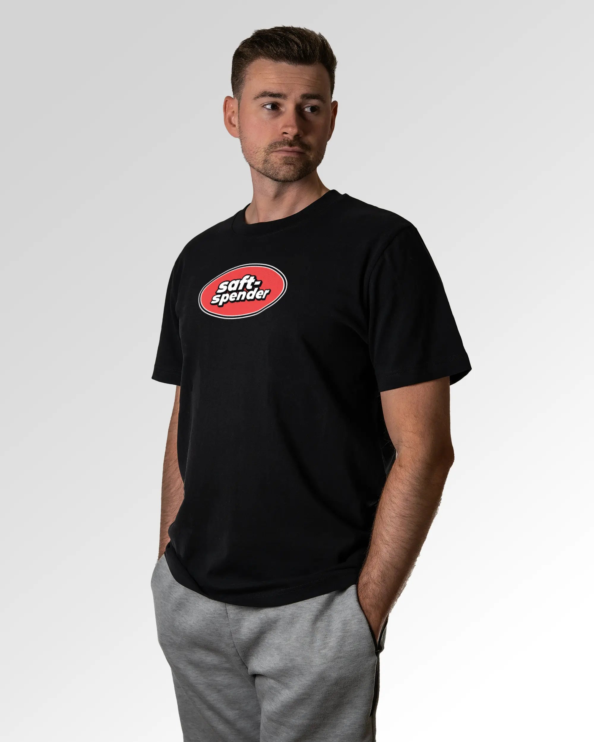 Primärer Modelshot der Druckseite des Organic Unisex T-Shirts von Maondo im Heavy Fit mit dem Design Saftspender in der Farbe Black