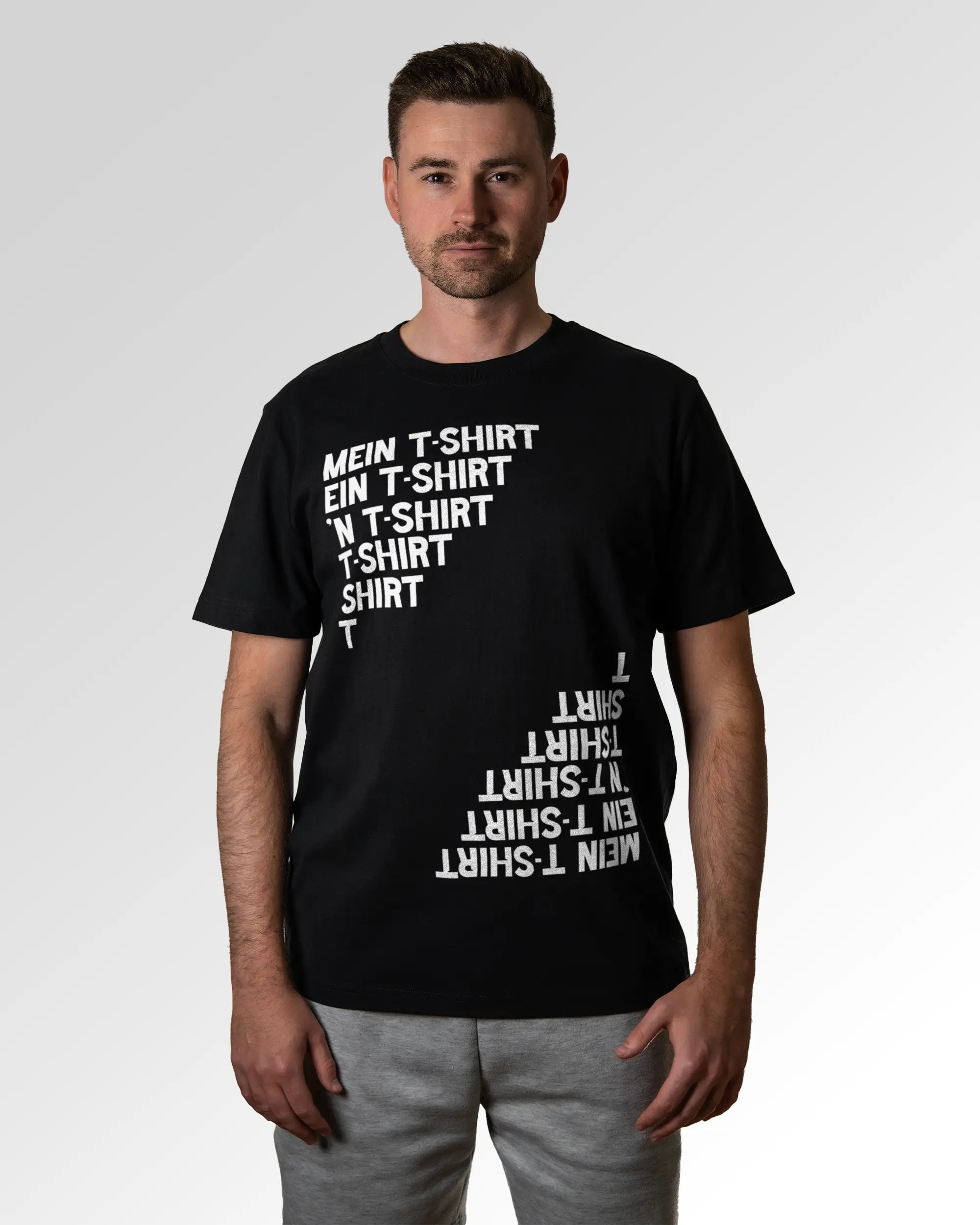 Primärer Modelshot der Druckseite des Organic Unisex T-Shirts von Maondo im Heavy Fit mit dem Design Basically ein T-Shirt in der Farbe Black