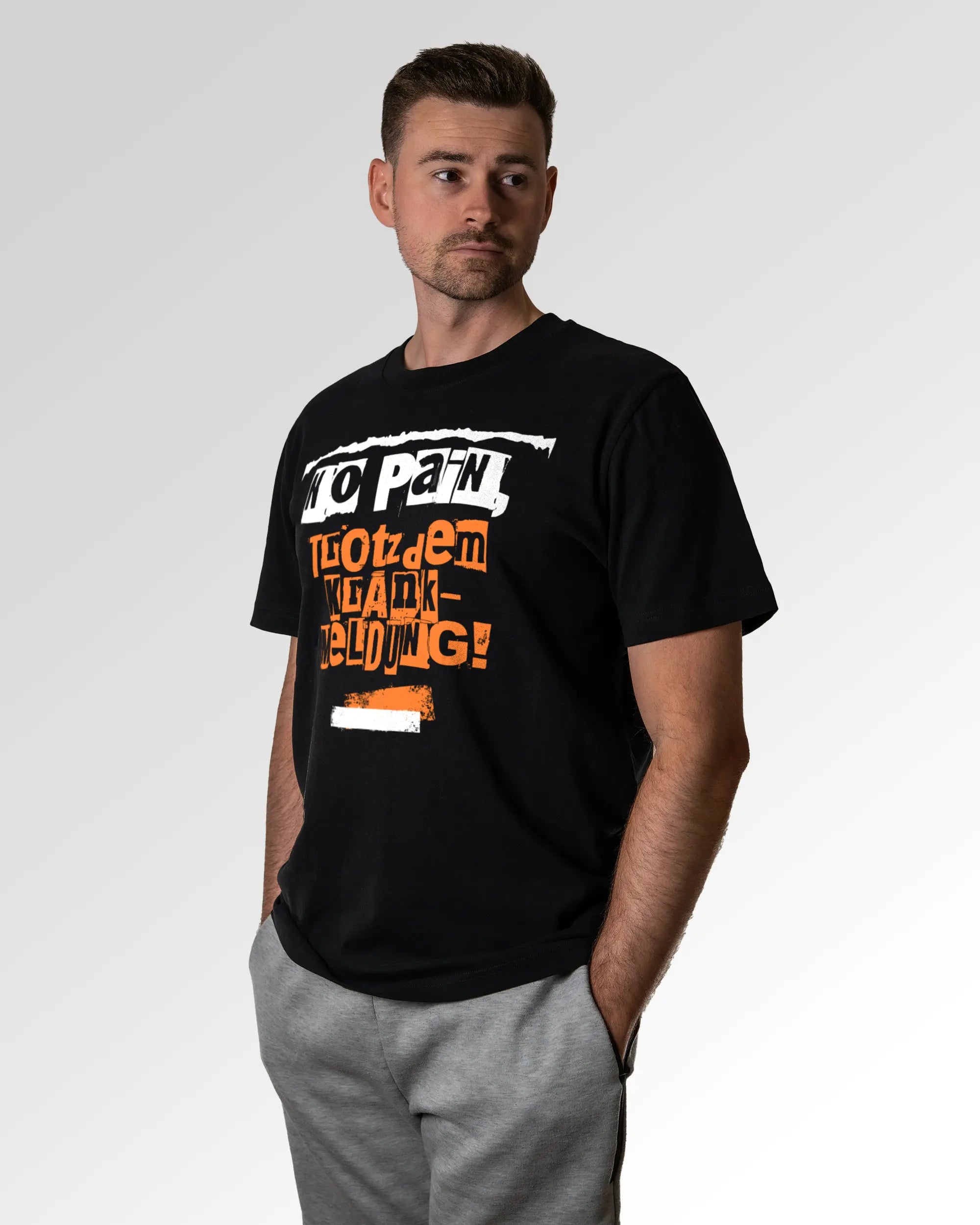 Primärer Modelshot der Druckseite des Organic Unisex T-Shirts von Maondo im Heavy Fit mit dem Design Krankmeldung in der Farbe Black