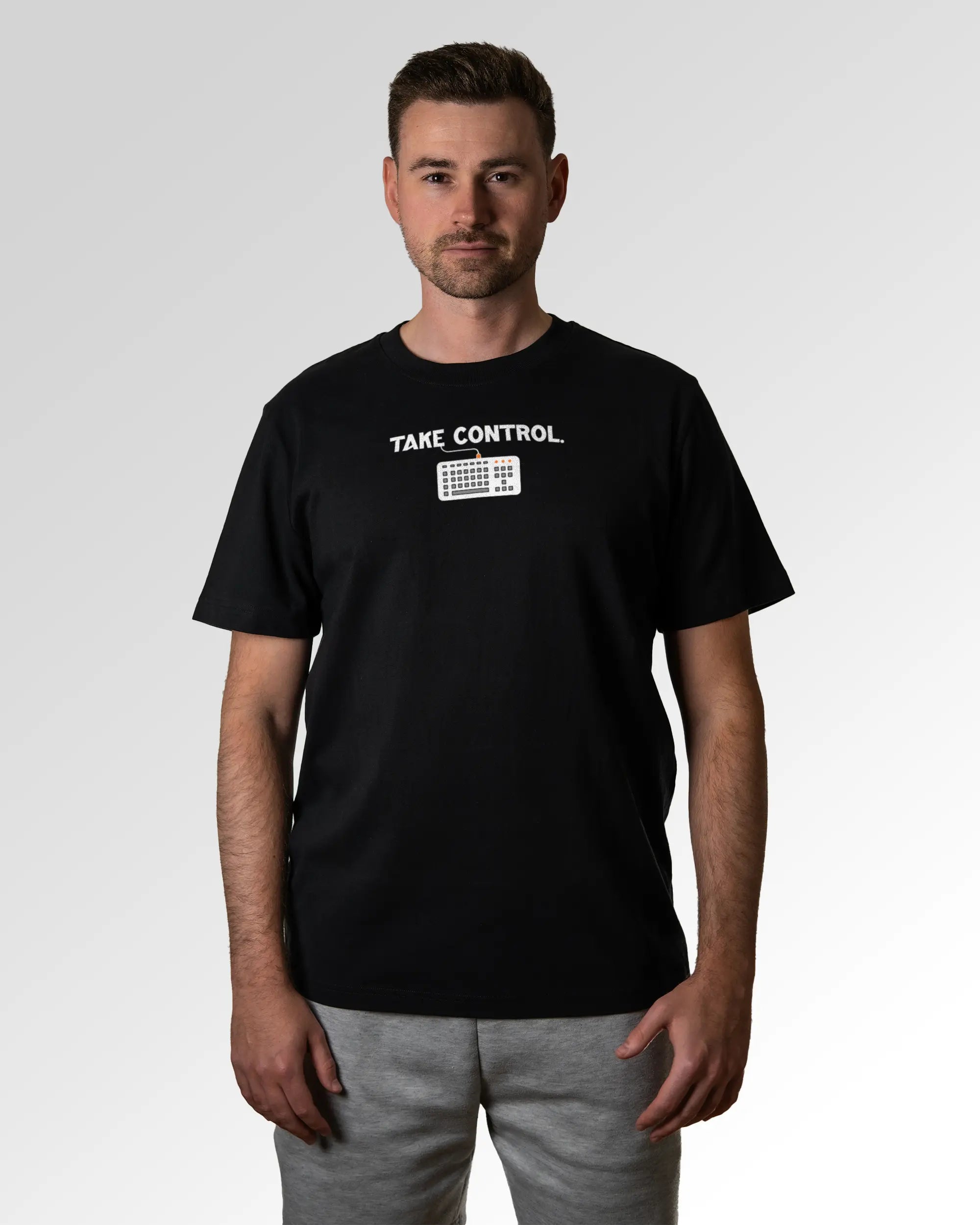 Primärer Modelshot der Druckseite des Organic Unisex T-Shirts von Maondo im Heavy Fit mit dem Design Take Control in der Farbe Black