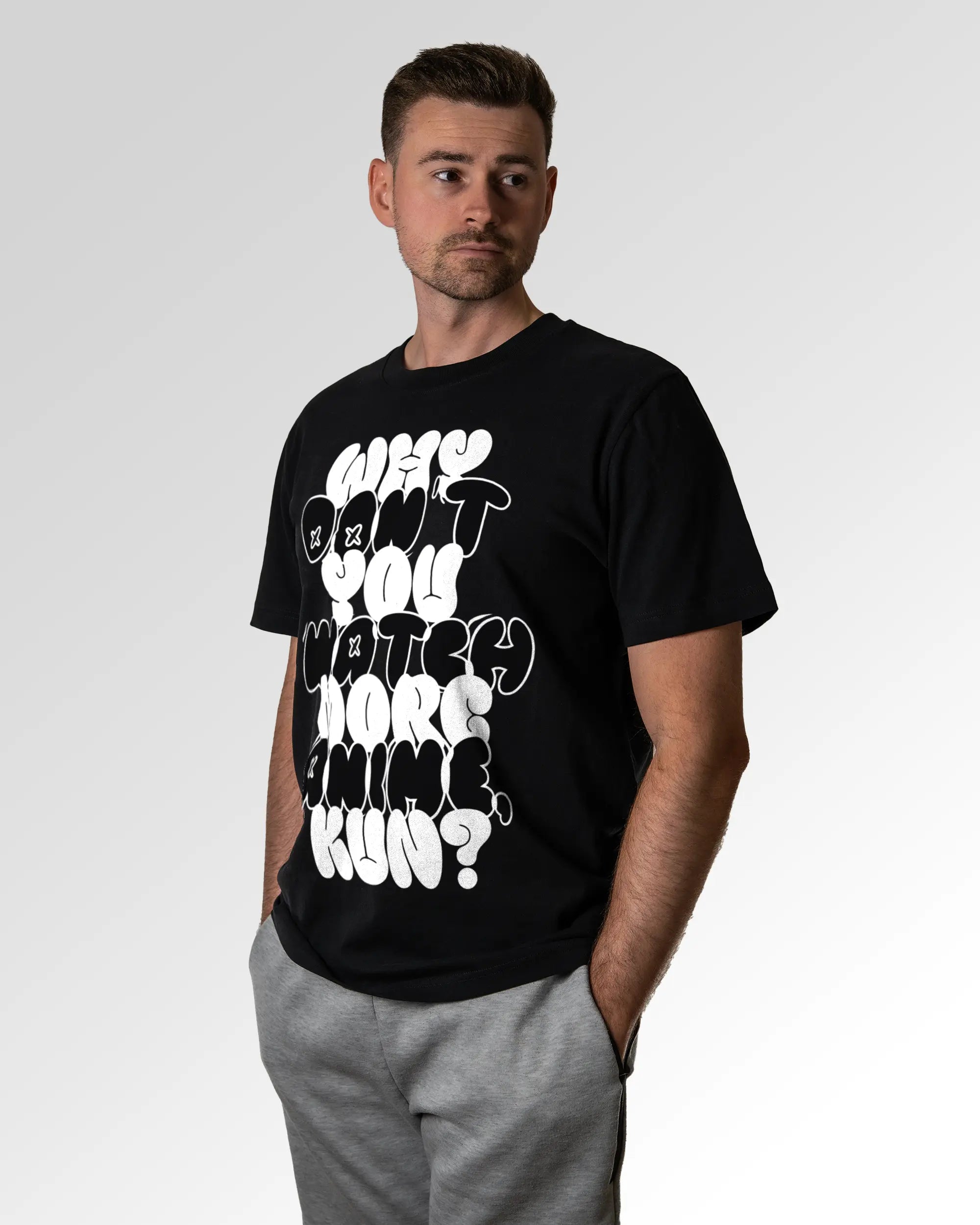 Primärer Modelshot der Druckseite des Organic Unisex T-Shirts von Maondo im Heavy Fit mit dem Design Anime Kun in der Farbe Black