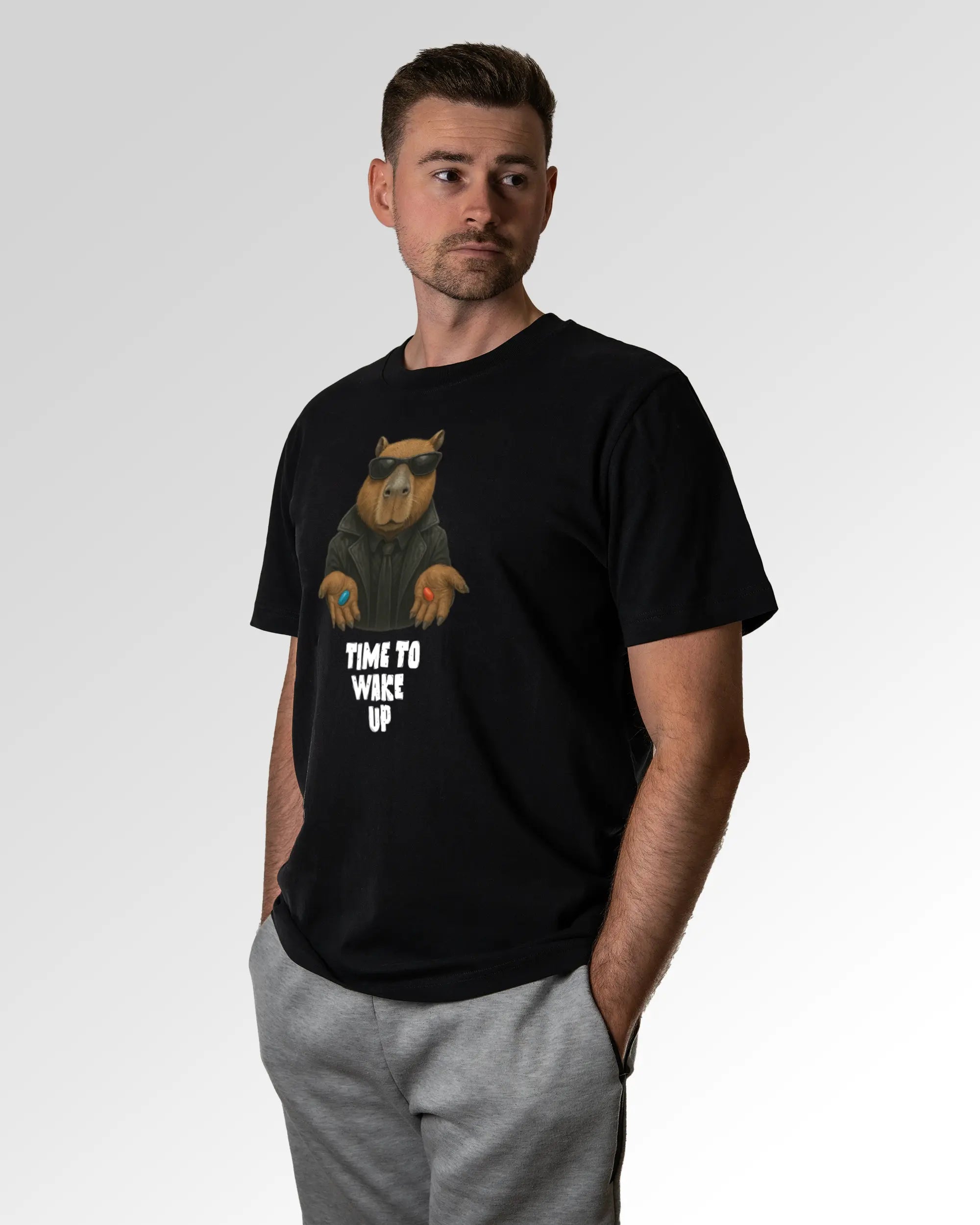 Primärer Modelshot der Druckseite des Organic Unisex T-Shirts von Maondo im Heavy Fit mit dem Design Wake up in der Farbe Black