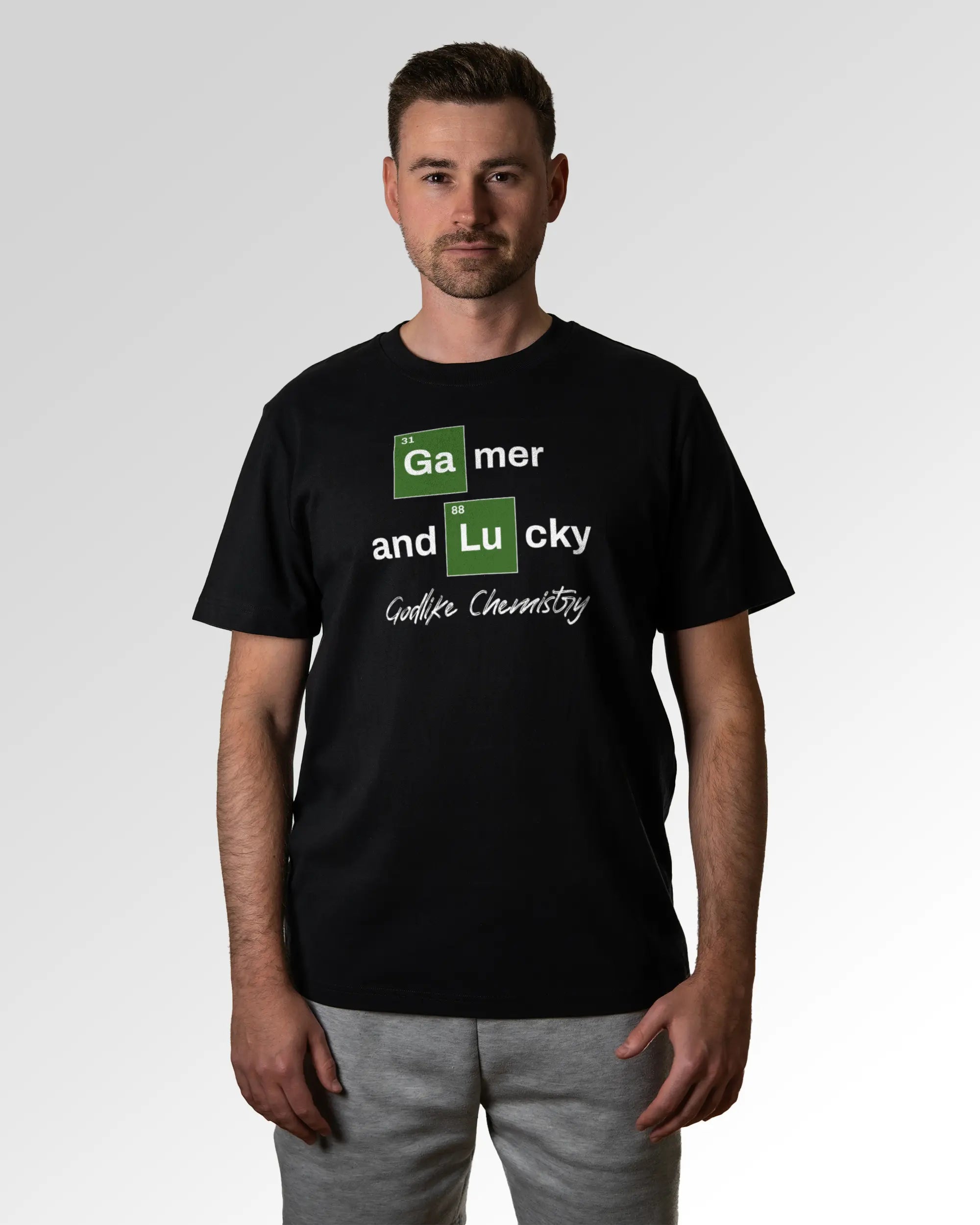 Primärer Modelshot der Druckseite des Organic Unisex T-Shirts von Maondo im Heavy Fit mit dem Design Gamer Chemistry in der Farbe Black