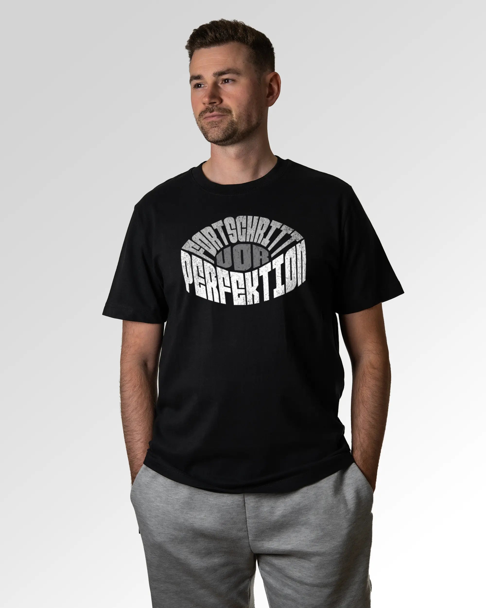 Primärer Modelshot der Druckseite des Organic Unisex T-Shirts von Maondo im Heavy Fit mit dem Design Geh mal vor in der Farbe Black