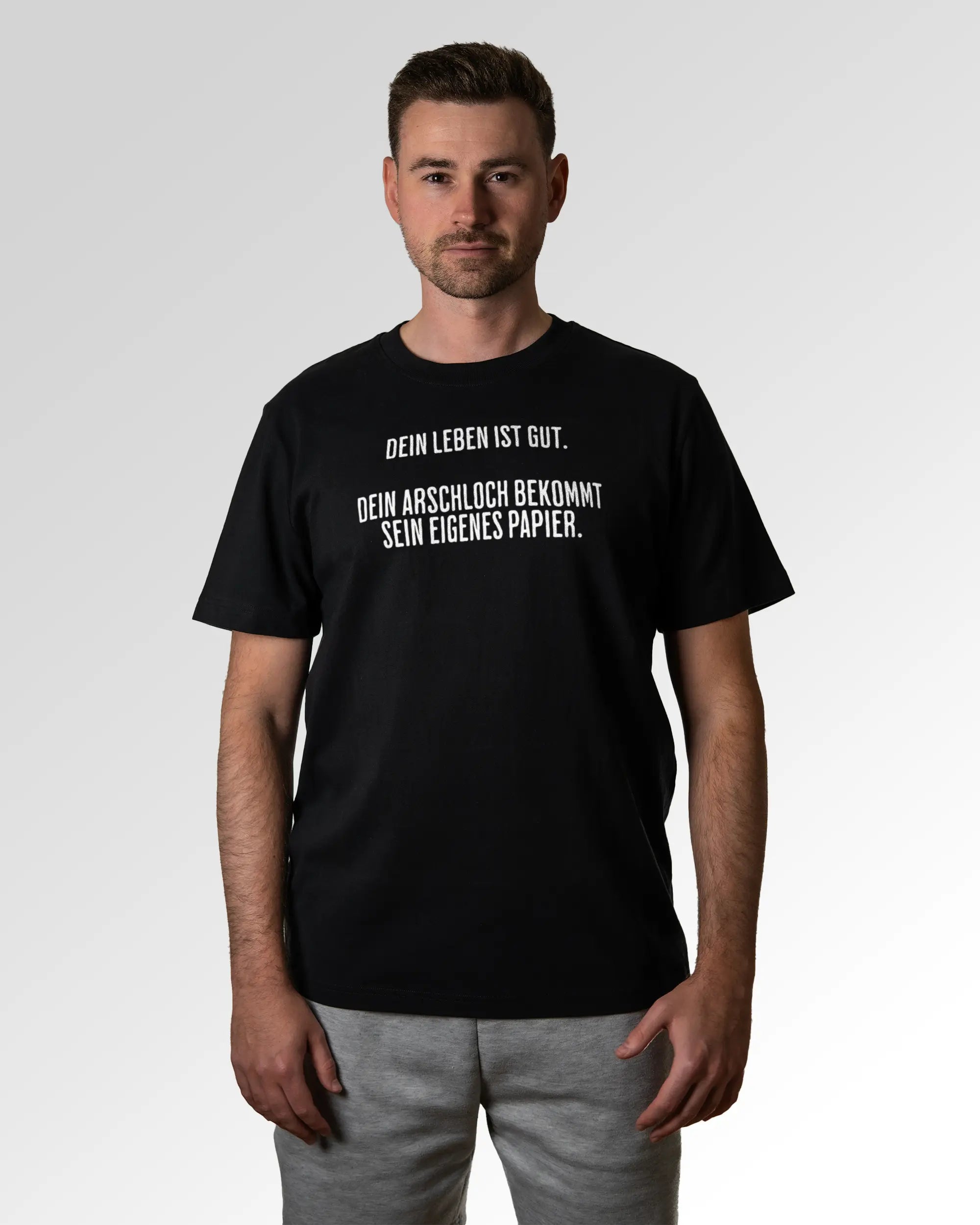 Primärer Modelshot der Druckseite des Organic Unisex T-Shirts von Maondo im Heavy Fit mit dem Design Gutes Leben in der Farbe Black