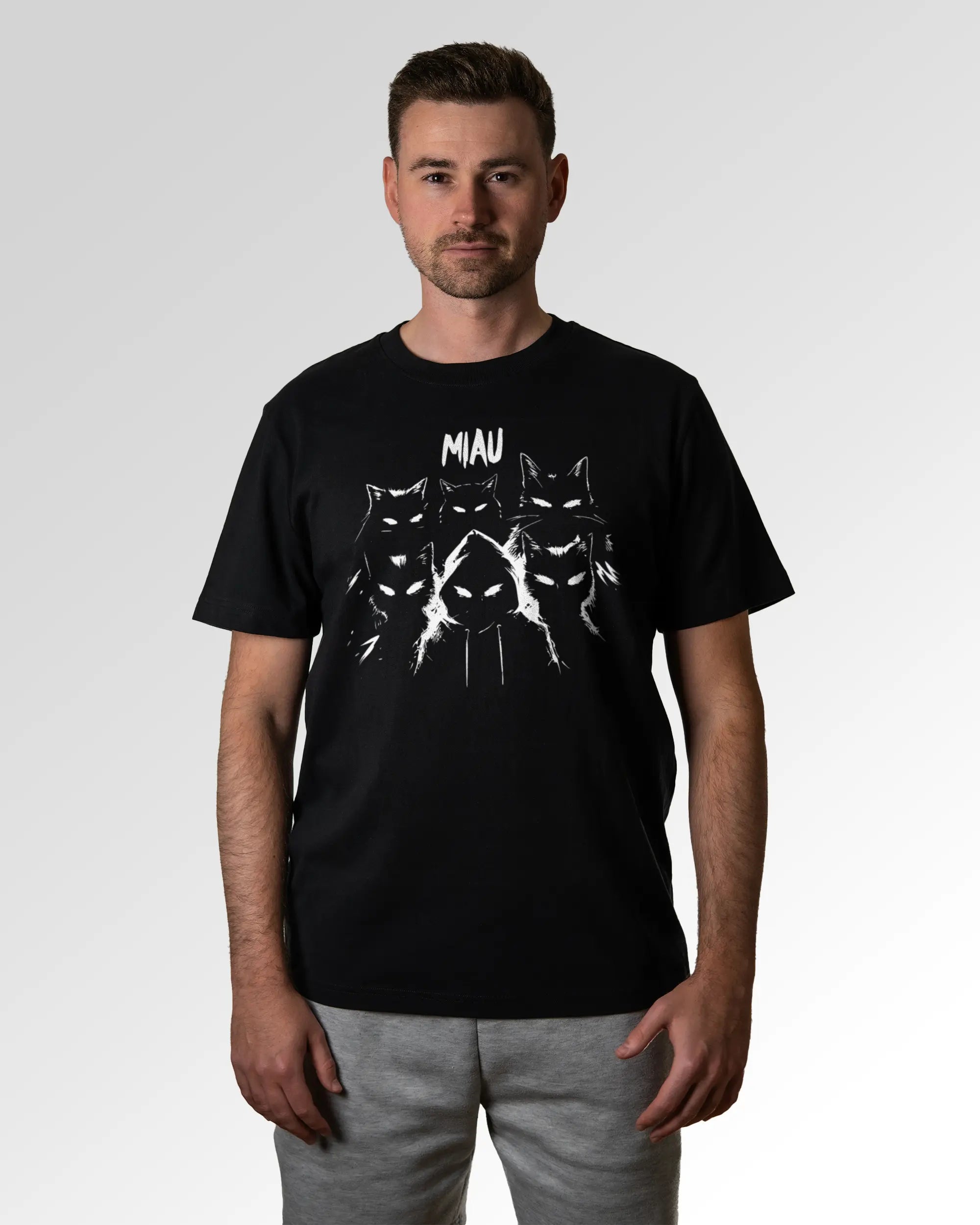 Primärer Modelshot der Druckseite des Organic Unisex T-Shirts von Maondo im Heavy Fit mit dem Design Miau Gang in der Farbe Black