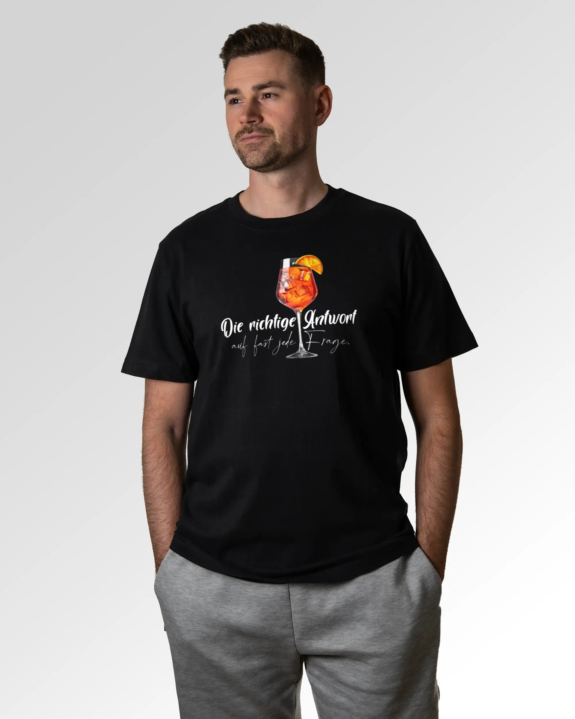 Primärer Modelshot der Druckseite des Organic Unisex T-Shirts von Maondo im Heavy Fit mit dem Design Die richtige Antwort in der Farbe Black