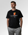 Primärer Modelshot der Druckseite des Organic Unisex T-Shirts von Maondo im Heavy Fit mit dem Design Die richtige Antwort in der Farbe Black