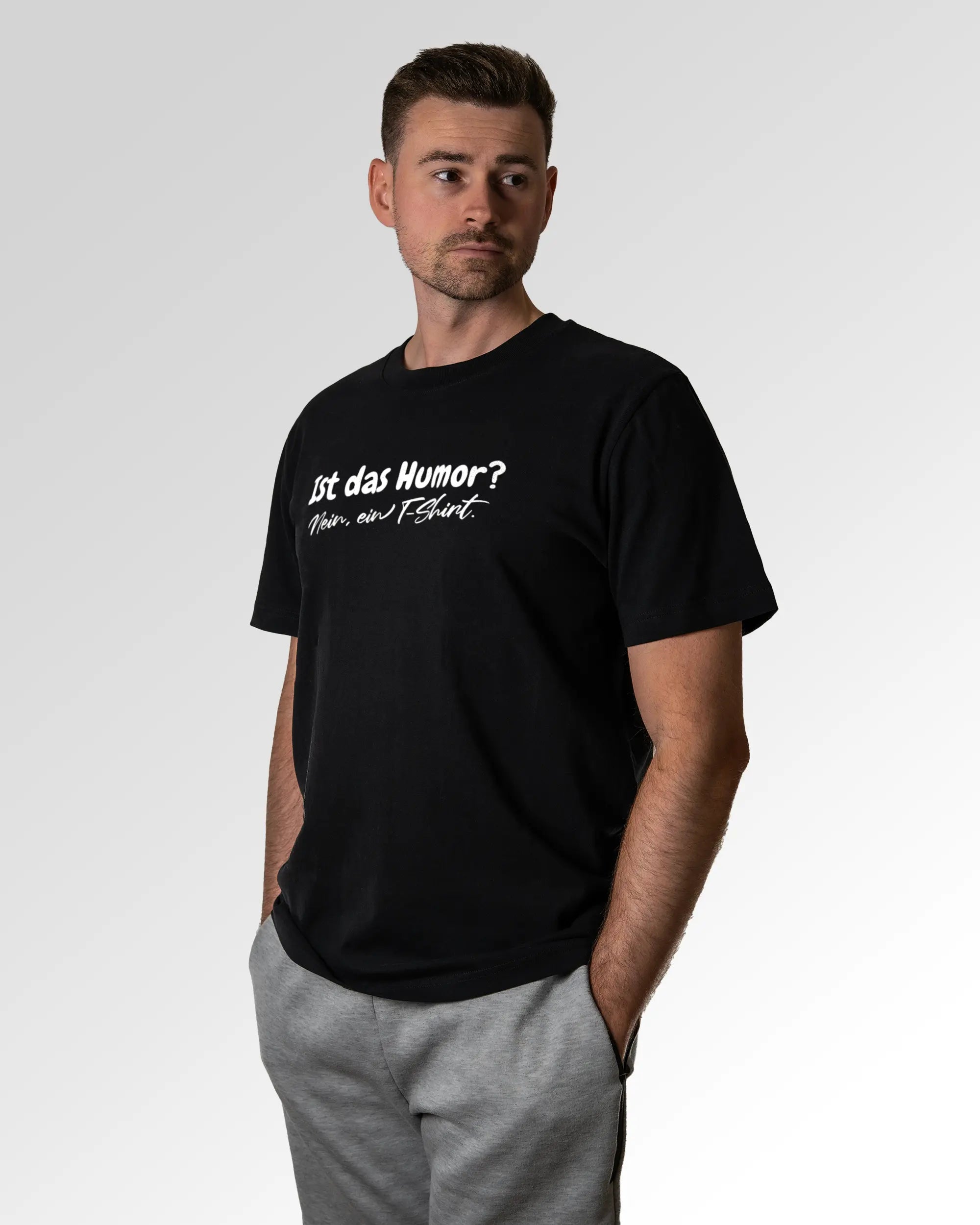 Primärer Modelshot der Druckseite des Organic Unisex T-Shirts von Maondo im Heavy Fit mit dem Design T-Shirt mit Humor in der Farbe Black