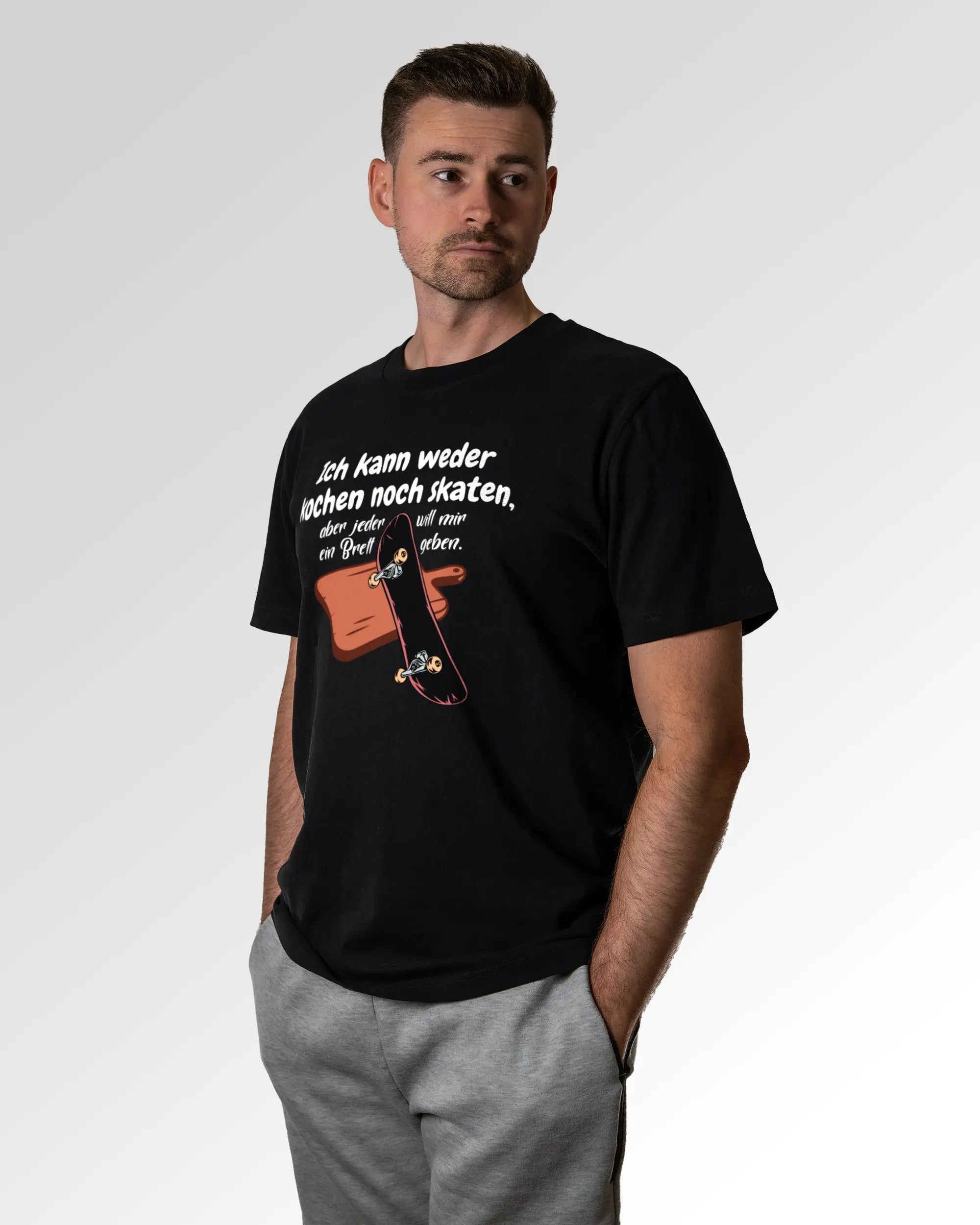 Primärer Modelshot der Druckseite des Organic Unisex T-Shirts von Maondo im Heavy Fit mit dem Design Ein Brett geben in der Farbe Black