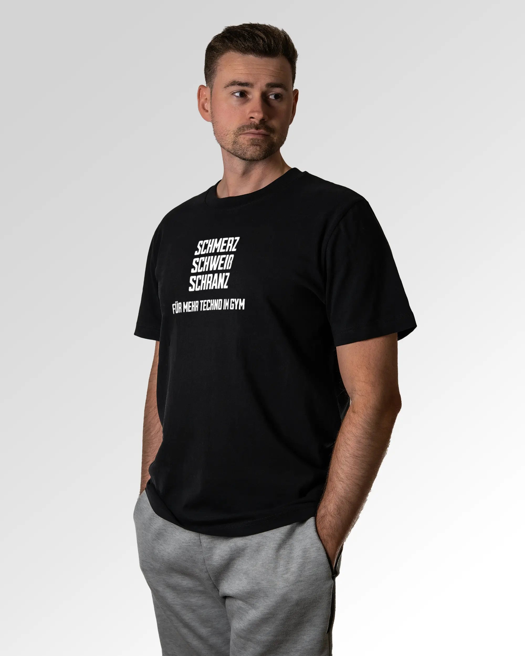 Primärer Modelshot der Druckseite des Organic Unisex T-Shirts von Maondo im Heavy Fit mit dem Design Techno im Gym in der Farbe Black