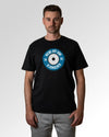 Primärer Modelshot der Druckseite des Organic Unisex T-Shirts von Maondo im Heavy Fit mit dem Design Blaumachen in der Farbe Black