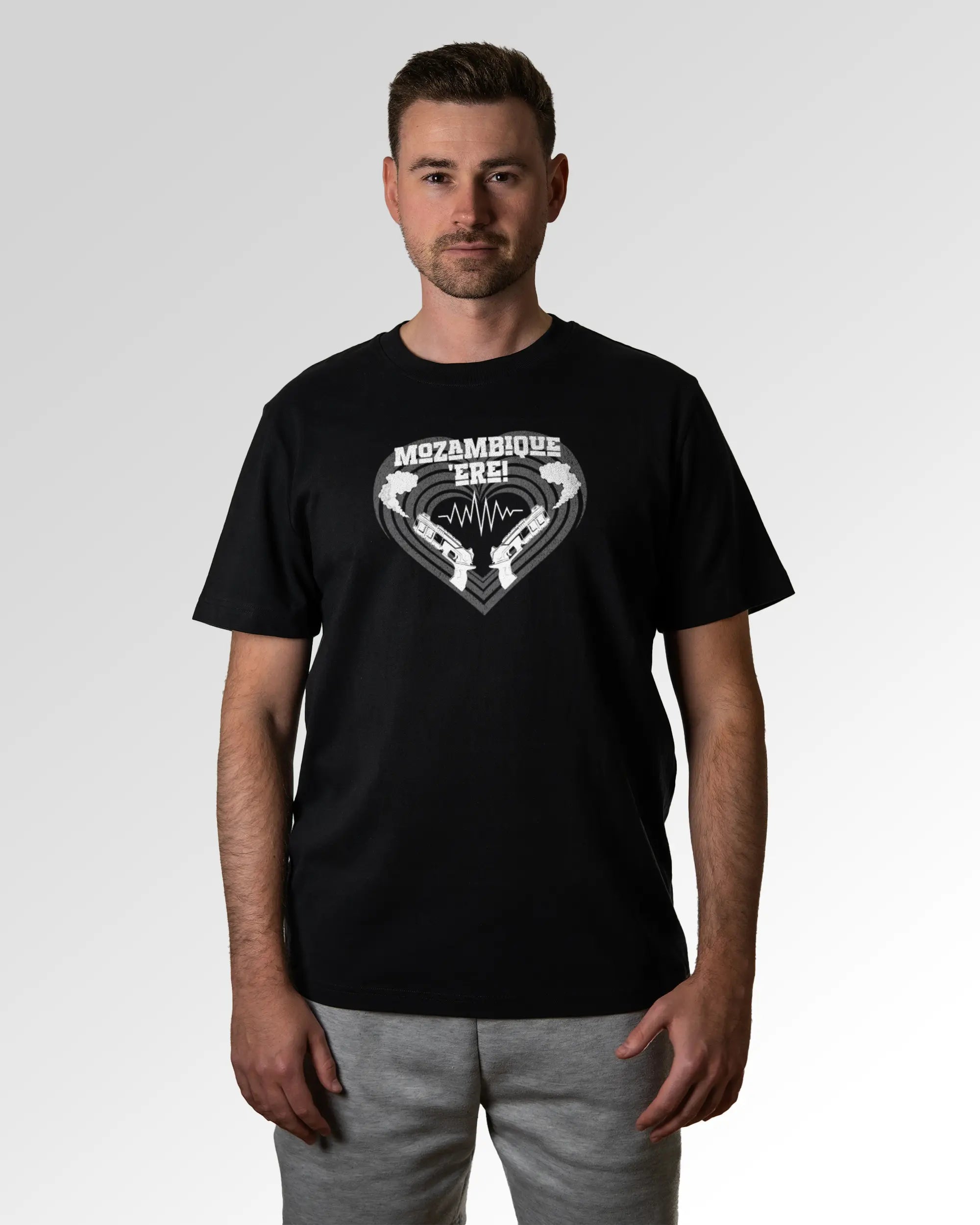 Primärer Modelshot der Druckseite des Organic Unisex T-Shirts von Maondo im Heavy Fit mit dem Design Mozambique ere in der Farbe Black