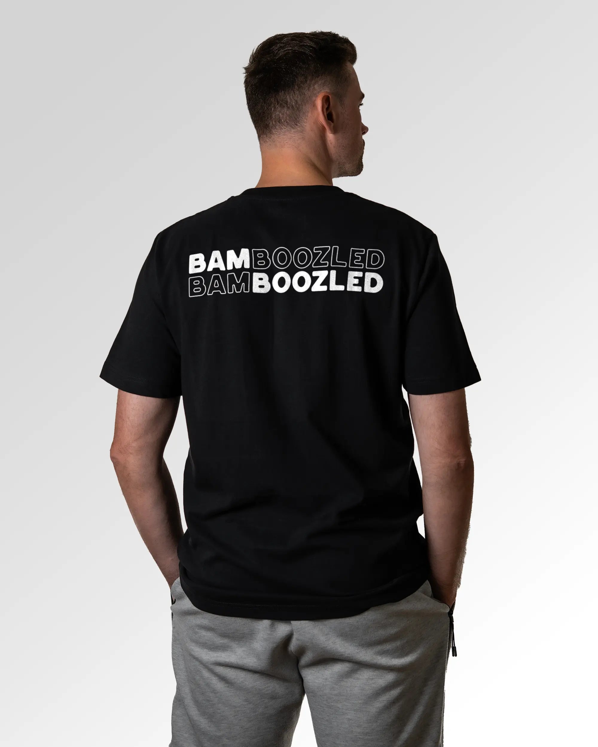 Primärer Modelshot der Druckseite des Organic Unisex T-Shirts von Maondo im Heavy Fit mit dem Design Double Bamboozled in der Farbe Black