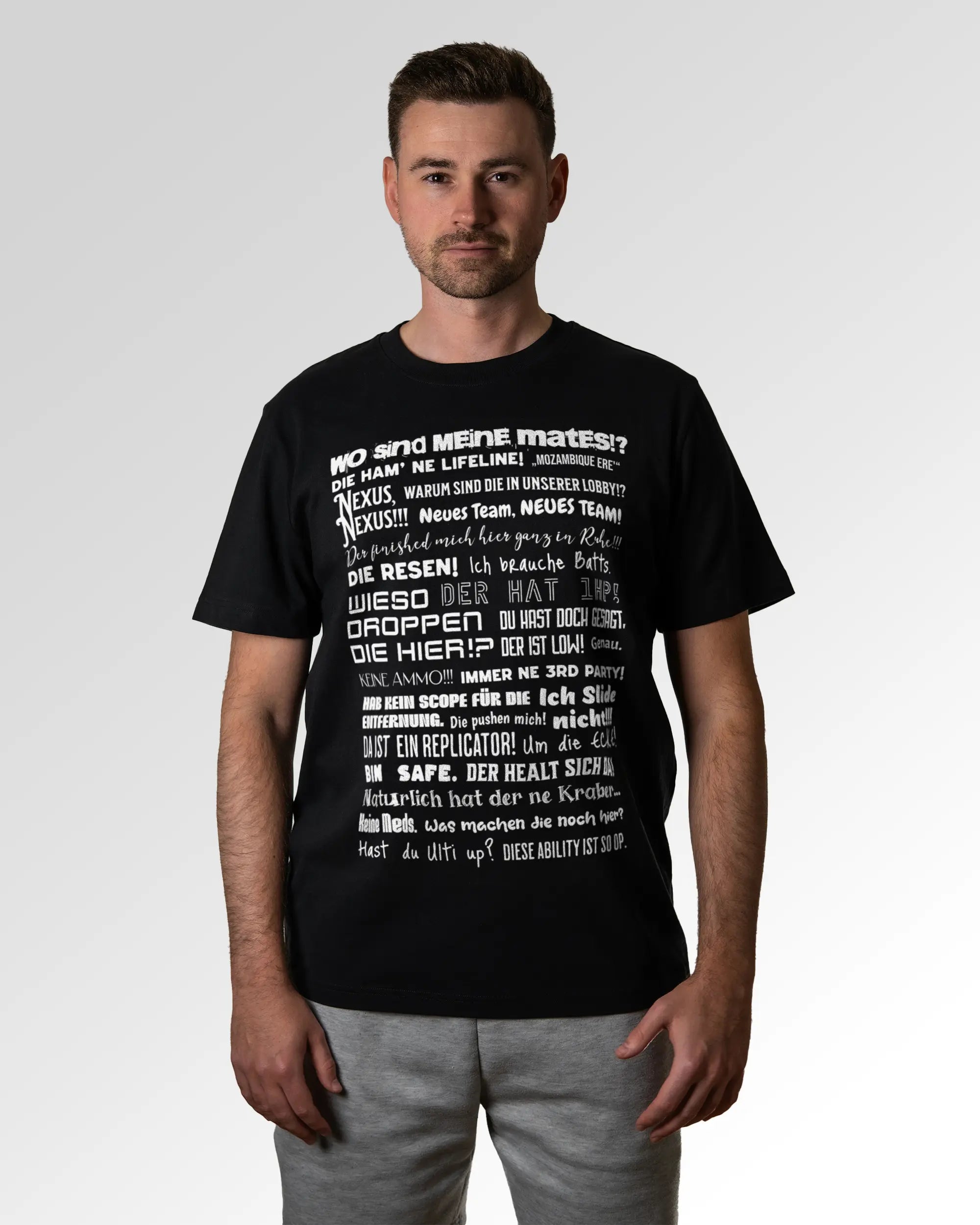 Primärer Modelshot der Druckseite des Organic Unisex T-Shirts von Maondo im Heavy Fit mit dem Design Apex Storytime in der Farbe Black