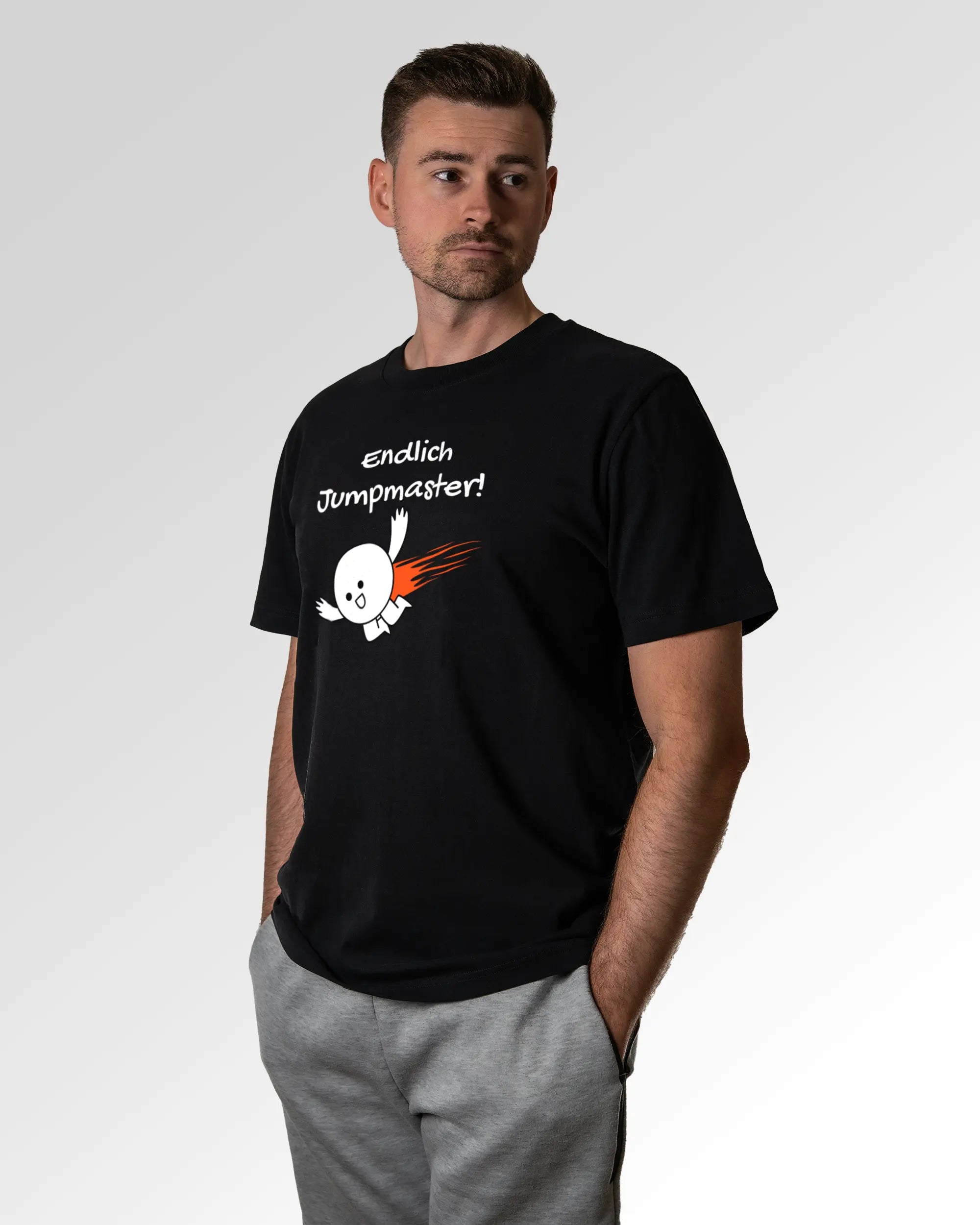 Primärer Modelshot der Druckseite des Organic Unisex T-Shirts von Maondo im Heavy Fit mit dem Design Endlich Jumpmaster in der Farbe Black