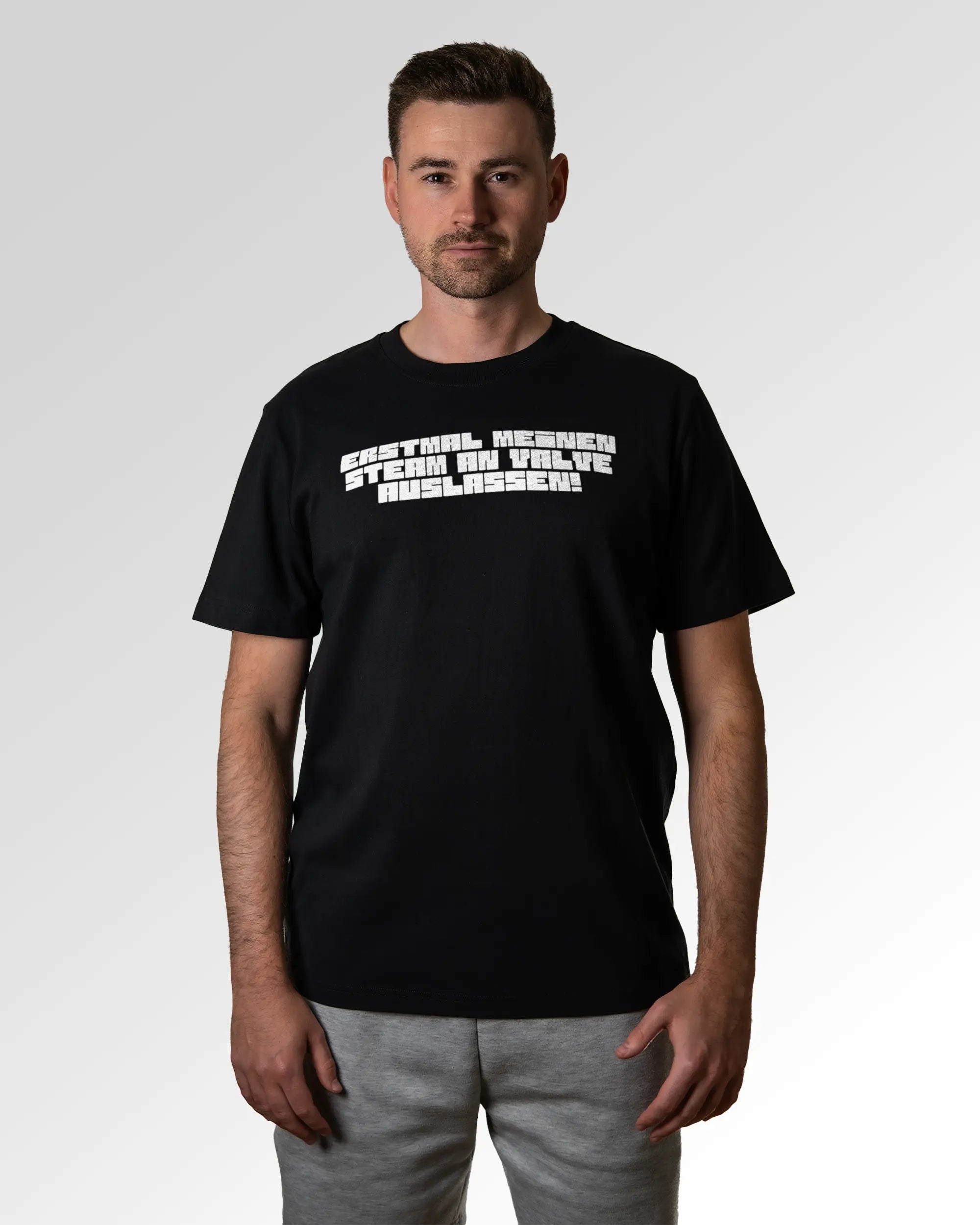 Primärer Modelshot der Druckseite des Organic Unisex T-Shirts von Maondo im Heavy Fit mit dem Design Lass es raus in der Farbe Black