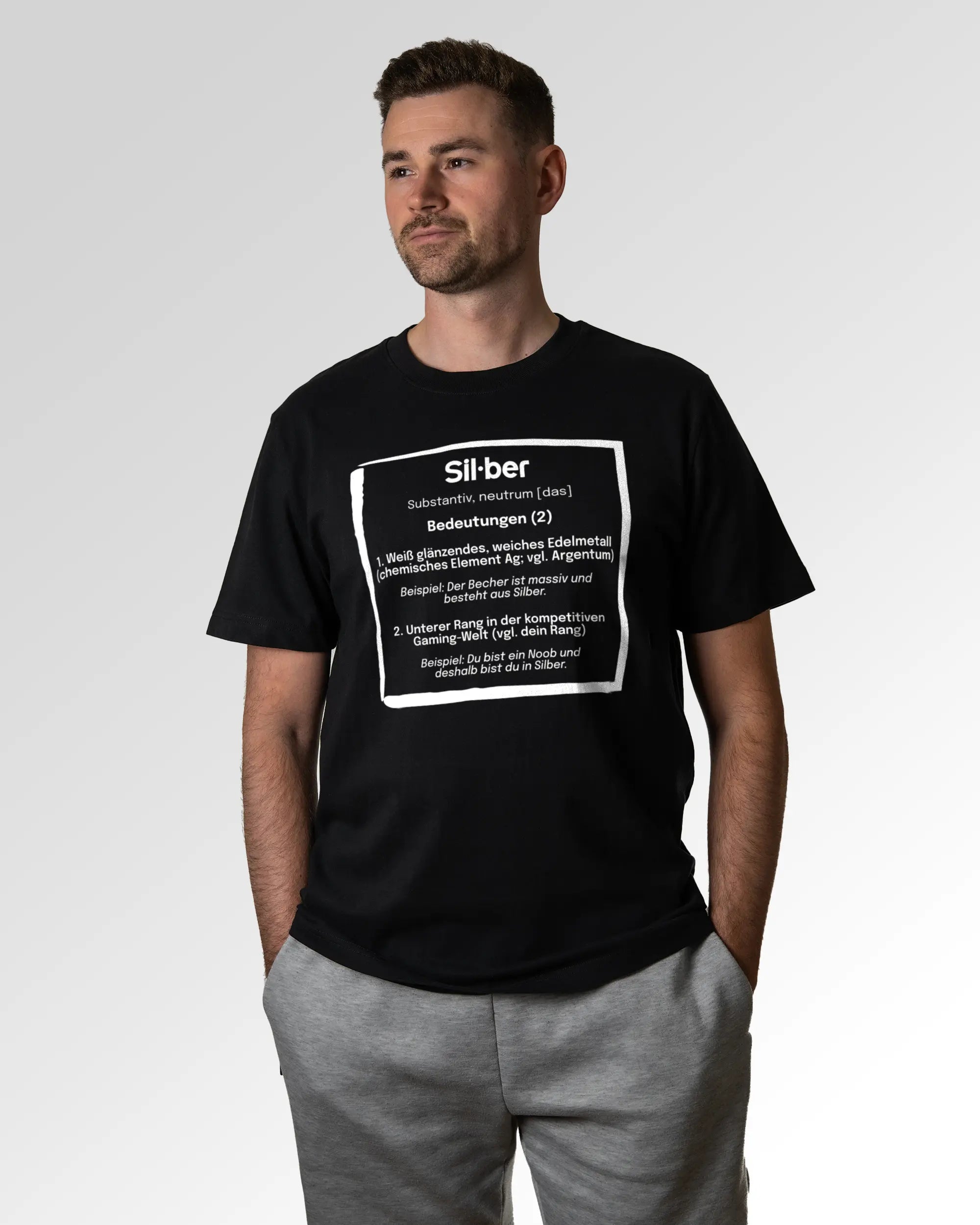 Primärer Modelshot der Druckseite des Organic Unisex T-Shirts von Maondo im Heavy Fit mit dem Design Silber for life in der Farbe Black