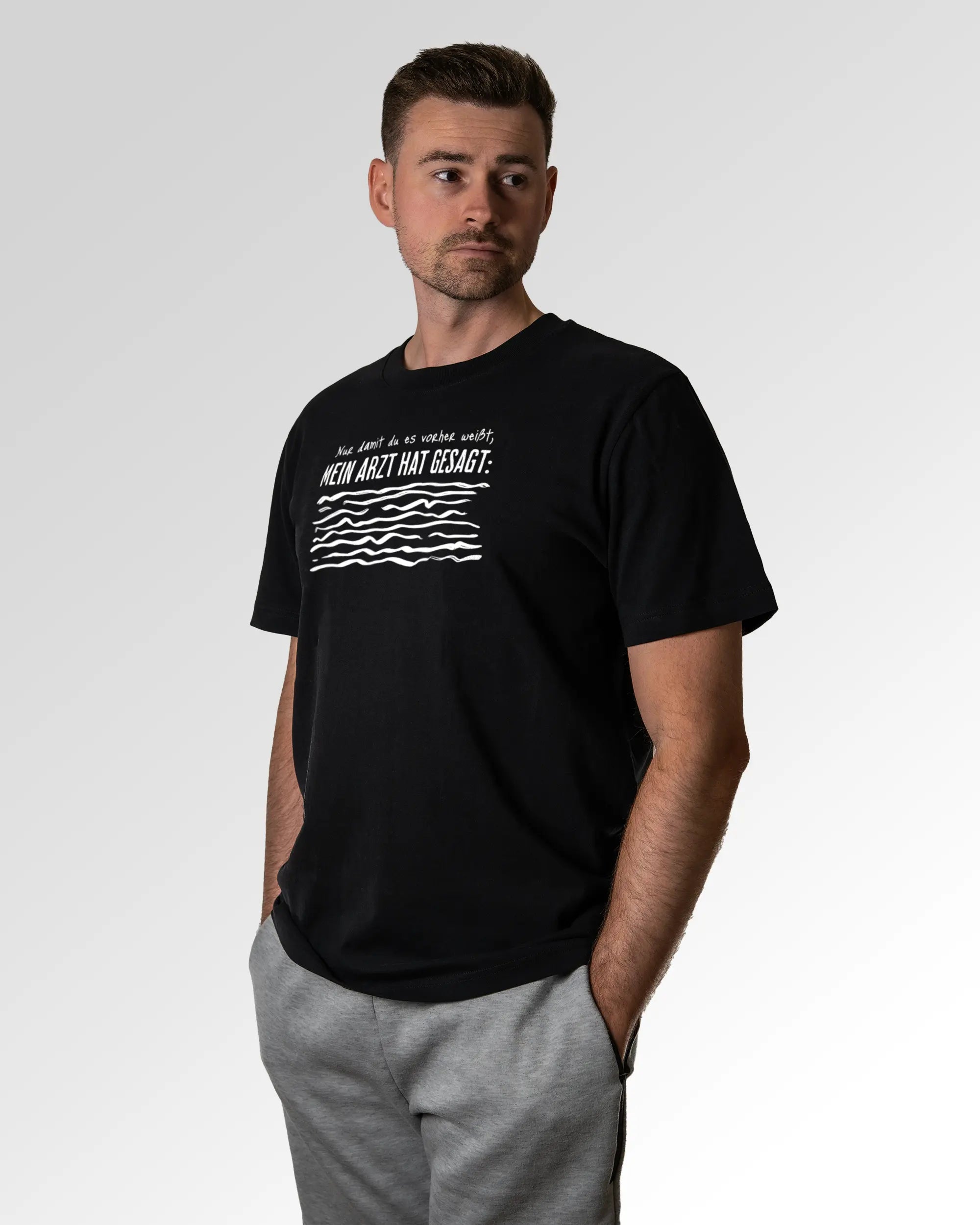 Primärer Modelshot der Druckseite des Organic Unisex T-Shirts von Maondo im Heavy Fit mit dem Design Anamnese in der Farbe Black